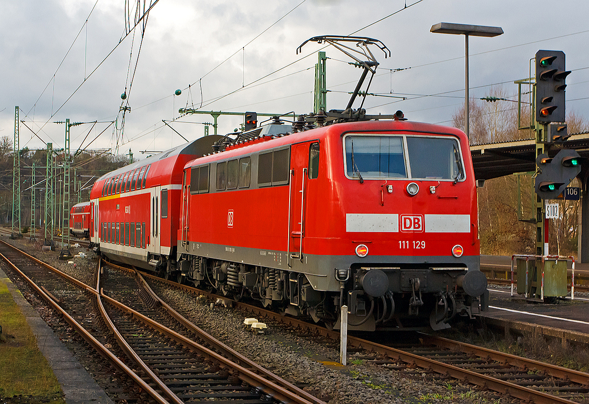 
Die 111 129-3 (9180 6 111 129-3 D-DB) schiebt den RE 9 (rsx - Rhein-Sieg-Express) Betzdorf - Köln - Aachen (Umlauf RE 10190) am 11.01.2013 vom Bahnhof Betzdorf (Sieg), außerplanmäßig heute  von Gleis 102 (nicht wie üblich von Gleis 106) in Richtung Köln bzw. Aachen. 

Der Bahnhof Betzdorf(Sieg) war für diesen Umlauf Startbahnhof. Grund war das er als vorherige Umlauf RE 10189 (der Gegenrichtung), bedingt durch Technische Probleme des Zuges, mit 30 Minuten Verspätung hier ankam. Daraufhin war für diesen Umlauf in Betzdorf(sieg) Endstation. Denn ansonsten hätte der neue Umlauf wieder mit Verspätung beginnen müssen, die leidtragende waren die Reisenden nach und aus Richtung Siegen, sie mussten jeweis einen späteren Zug nehmen (der RE 9 fährt im 1-Stunden-Takt).