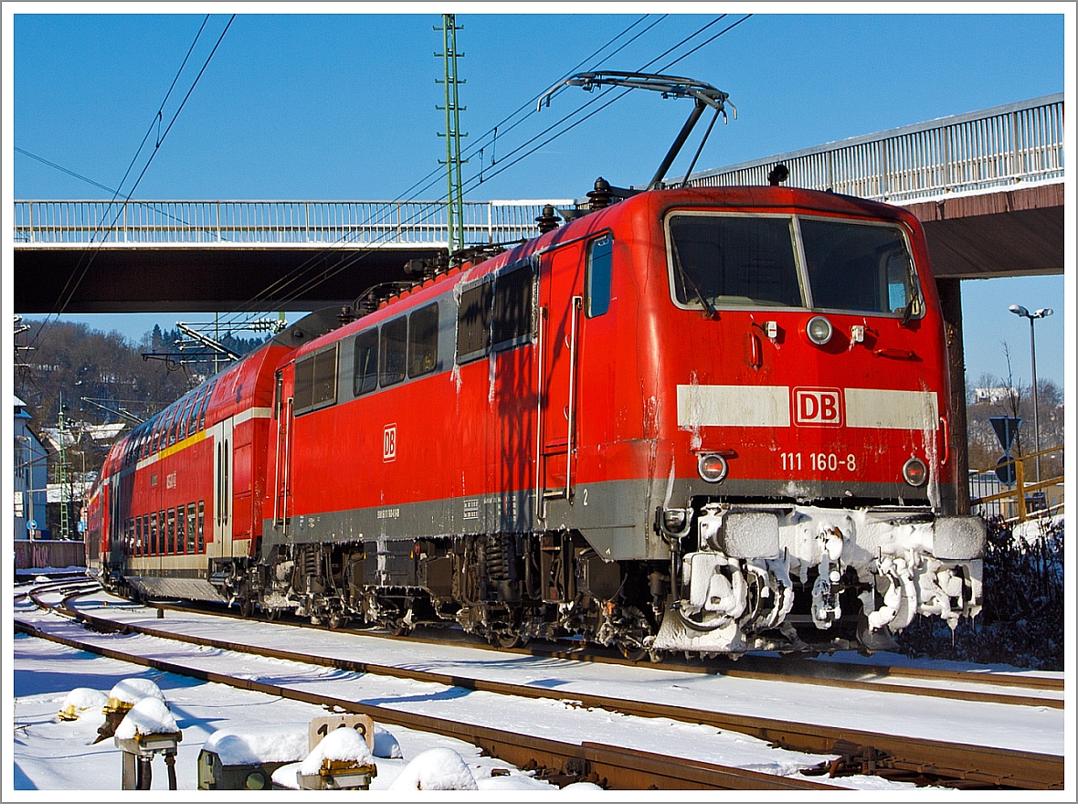 Die 111 160-8 schiebt den RE 9 (rsx - Rhein-Sieg-Express) Siegen - Köln - Aachen am 13.03.2013 in den Bahnhof Betzdorf/Sieg.

Von den Loks der Baureihe 111 wurden zwischen 1974 bis 1984 insgesamt 227 Stück von verschiedenen Herstellern (AEG, BBC, Henschel, Krauss-Maffei, Krupp, Siemens) gebaut, 222 Stück sind noch im Bestand der DB. 

Eingesetzt werden die 160 km/h schnellen Lokomotiven heute vorwiegend im Regional- und Nahverkehr, während bei der Indienststellung auch der leichte Personen-Fernverkehr zu ihrem Aufgabengebiet gehörte.

Die Baureihe 111 ist die Nachfolgerin der Schnellzuglok-Baureihe 110. Da nach Ende der 110er-Produktion noch immer Bedarf an weiteren schnellfahrenden E-Loks bestand, wurde Anfang der 1970er Jahre von der damaligen Deutschen Bundesbahn entschieden, auf Basis bewährter Teile der Baureihe 110 die Nachfolgereihe 111 zu entwickeln.
Besonderes Augenmerk legte man dabei auf die Verbesserung der Laufruhe bei hohen Geschwindigkeiten durch neue Drehgestelle und verbesserte Arbeitsbedingungen für den Lokführer. Hierzu wurde vom Bundesbahn-Zentralamt in München und dem Hersteller Krauss-Maffei der DB-Einheitsführerstand entwickelt, der nach neuesten ergonomischen Erkenntnissen gestaltet wurde und bis heute bei den meisten Neubau-Lokomotiven und Steuerwagen zum Einsatz kommt.

Technische Daten:
Spurweite: 1.435 mm
Achsformel: Bo'Bo'
Länge über Puffer: 16.750 mm. 
Fahrmotoren: 4 Stück  á 905 kW = 3.620 kW Leistung, 
Dienstgewicht: 83 t 
Anfahrzugkraft: 274 kN
Höchstgeschwindigkeit: 160 km/h
