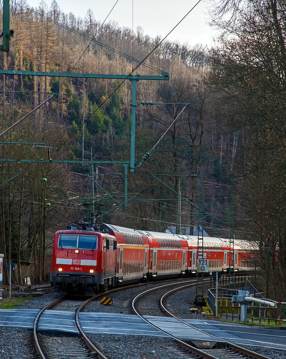 Die 111 168-1 (91 80 6111 168-1 D-DB) der DB Regio NRW erreicht mit dem RE 9 rsx - Rhein-Sieg-Express (Aachen – Köln – Siegen) am 17.01.2023 den Bahnhof Kirchen (Sieg).

Die Lok wurde 1980 von Henschel & Sohn in Kassel unter der Fabriknummer 32441 gebaut. Aktuell wird sie DB Gebrauchtzug am Markt zum Kauf angeboten.
