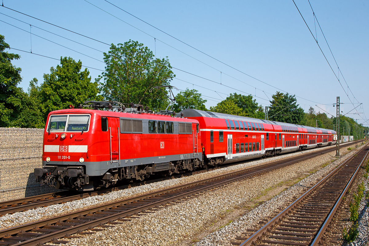 
Die 111 201-0 (91 80 6111 201-0 D-DB) der DB Regio Bayern fährt am 05.06.2019 mit einem RE durch Gröbenzell in Richtung Augsburg Hbf. 

Die Lok wurde 1982 von Henschel & Sohn in Kassel unter der Fabriknummer 32548 gebaut, der elektrische Teil ist von der BBC (Brown, Boveri & Cie AG) aus Mannheim.