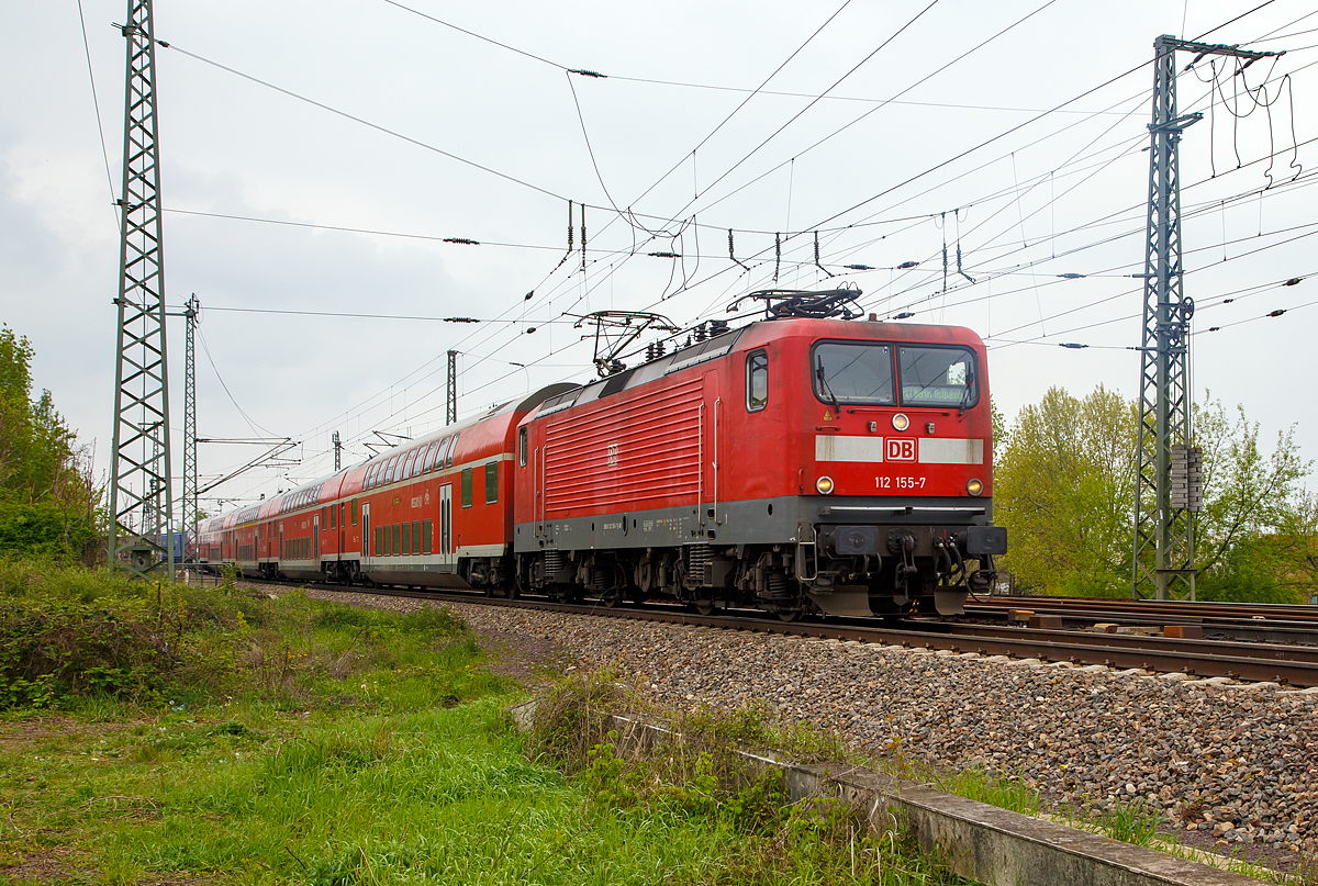 
Die 112 155-7 (91 80 6112 155-7 D-DB) der DB Regio mit dem RE 1 Magdeburg Hbf nach Berlin Ostbahnhof, hier am 06.05.2017 in Magdeburg kurz vor der Elbe. 

Die Lok wurde 1993 von AEG Hennigsdorf (ehemals LEW) unter der Fabriknummer 21492 gebaut.