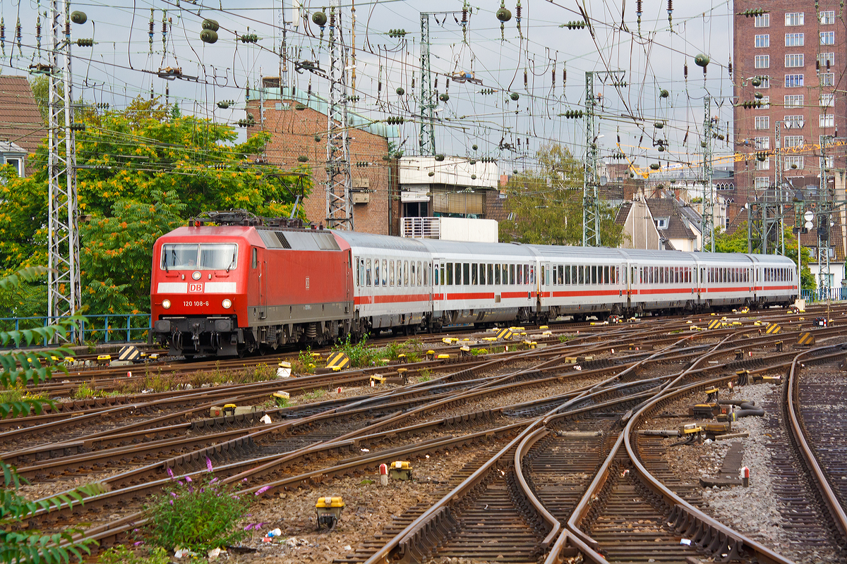 
Die 120 108-6 fährt am 29.08.2014 mit einem IC in den Hbf Köln ein.

Die Lok wurde 1987 bei Krupp unter der Fabriknummer 5569 gebaut, der elektrische Teil ist von AEG.