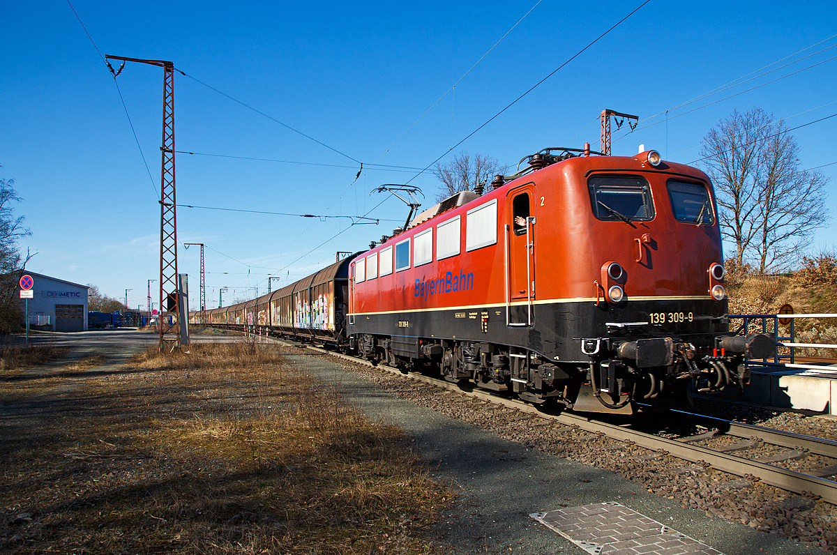 Die 139 309-9 (91 80 6139 309-9 D-BYB) der BayernBahn GmbH fährt am 09.03.2022, mit dem sogenannten  Henkelzug  (Langenfeld/Rhld. nach Gunzenhausen), durch Rudersdorf (Kr. Siegen) in südlicher Richtung bzw. Richtung Dillenburg. Der Zug bestand aus gedeckten Schiebewand-Wageneinheiten der Gattung Hiirrs der TRANSWAGGON GmbH.

Nochmals einen lieben Gruß an den netten Lf zurück.
Die E 40.13 wurde 1964 bei Krauss-Maffei in München unter der Fabriknummer 18838 gebaut, der elektrische Teil ist von BBC (andere Quellen behaupten SSW, ich konnte aber BBC lesen). Nach dem verlängerten Fristablauf zum 01.07.2016, wurde sie zum 01.01.2020 an die Bayernbahn GmbH verkauft.
2016 konnte ich die Lok noch als DB Lok ablichten, siehe: http://hellertal.startbilder.de/bild/deutschland~unternehmen~db-cargo-ag-ex-db-schenker-rail-deutschland-ag/477736/wohl-eine-der-letzten-im-db-bestanddie.html