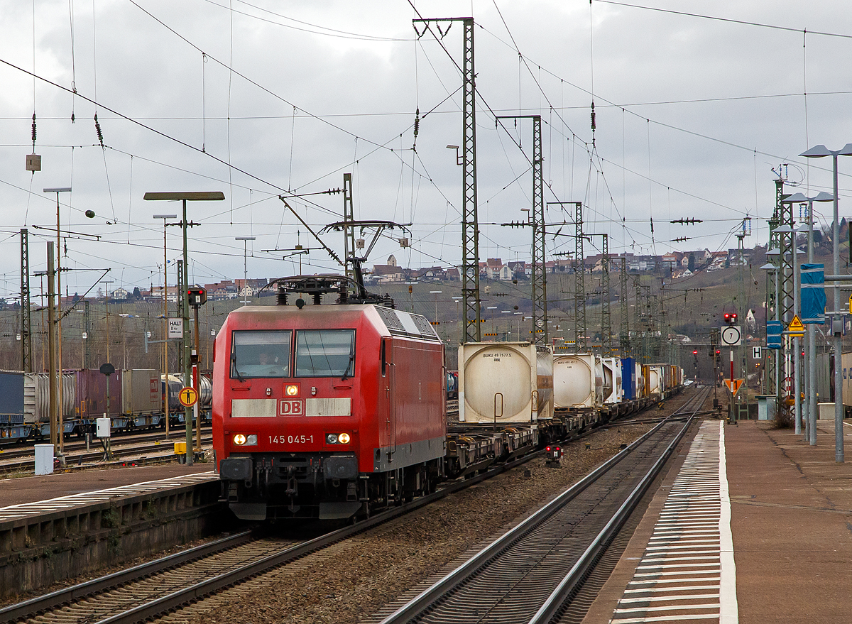 Die 145 045-1 (91 80 6145 045-1 D-DB) der DB Cargo Deutschland AG fährt am 28.12.2017 mit einem KLV-Zug durch Weil am Rhein in Richtung DB Umschlagbahnhof Basel - Weil am Rhein.

Die TRAXX F140 AC besitzt ein Regio-Paket, und war auch ab 2011 eine Zeitlang an die DB Regio AG vermietet. Sie wurden 1999 von ADtranz (ABB Daimler-Benz Transportation GmbH) in Kassel unter der Fabriknummer 33363 gebaut.