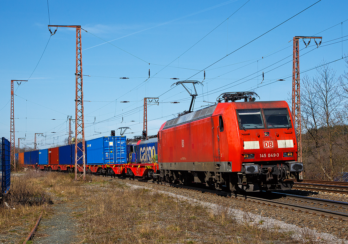 Die 145 049-3 (91 80 6145 049-3 D-DB) der DB Cargo AG fährt am 30.03.2021 mit einem Containerzug auf der Dillstrecke (KBS 445) durch Rudersdorf (Kr. Siegen) in Richtung Süden.

Die TRAXX F140 AC wurde 2000 von ADtranz (ABB Daimler-Benz Transportation GmbH) in Kassel unter der Fabriknummer 33368 gebaut.