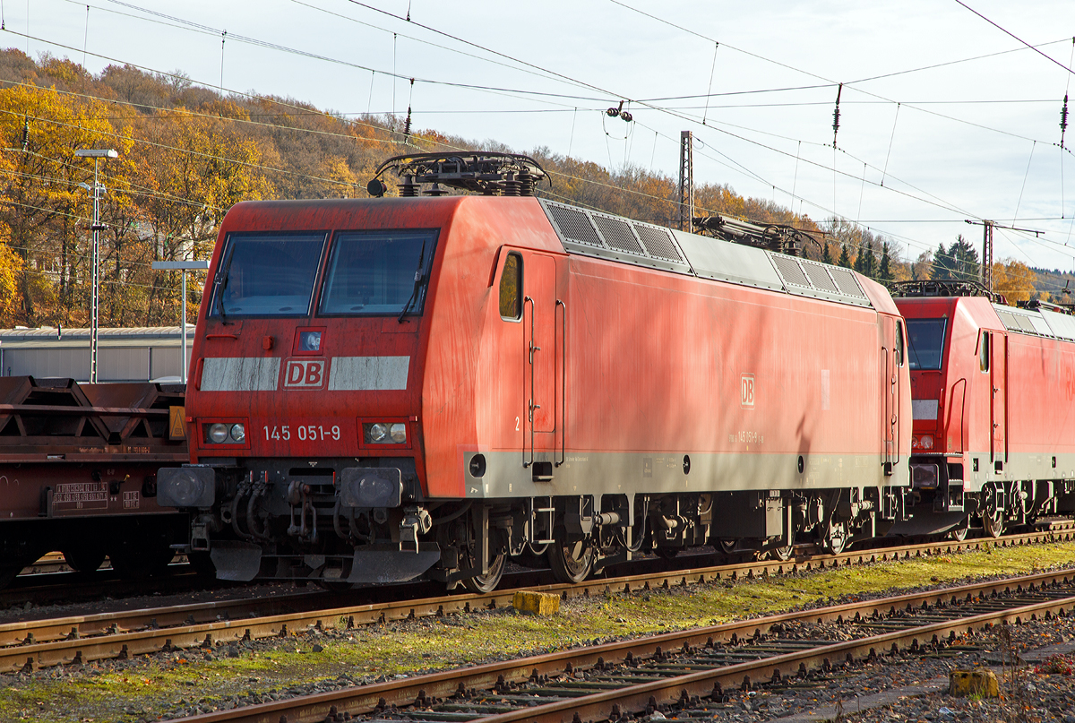 
Die 145 051-9 (91 80 6145 051-9 D-DB) der DB Schenker Rail Deutschland AG steht am 08.11.2015 in Kreuztal im Abstellbereich.

Die TRAXX F140 AC wurde 2000 bei ABB Daimler-Benz Transportation GmbH (Adtranz) in Kassel unter der Fabriknummer 33371 gebaut. 