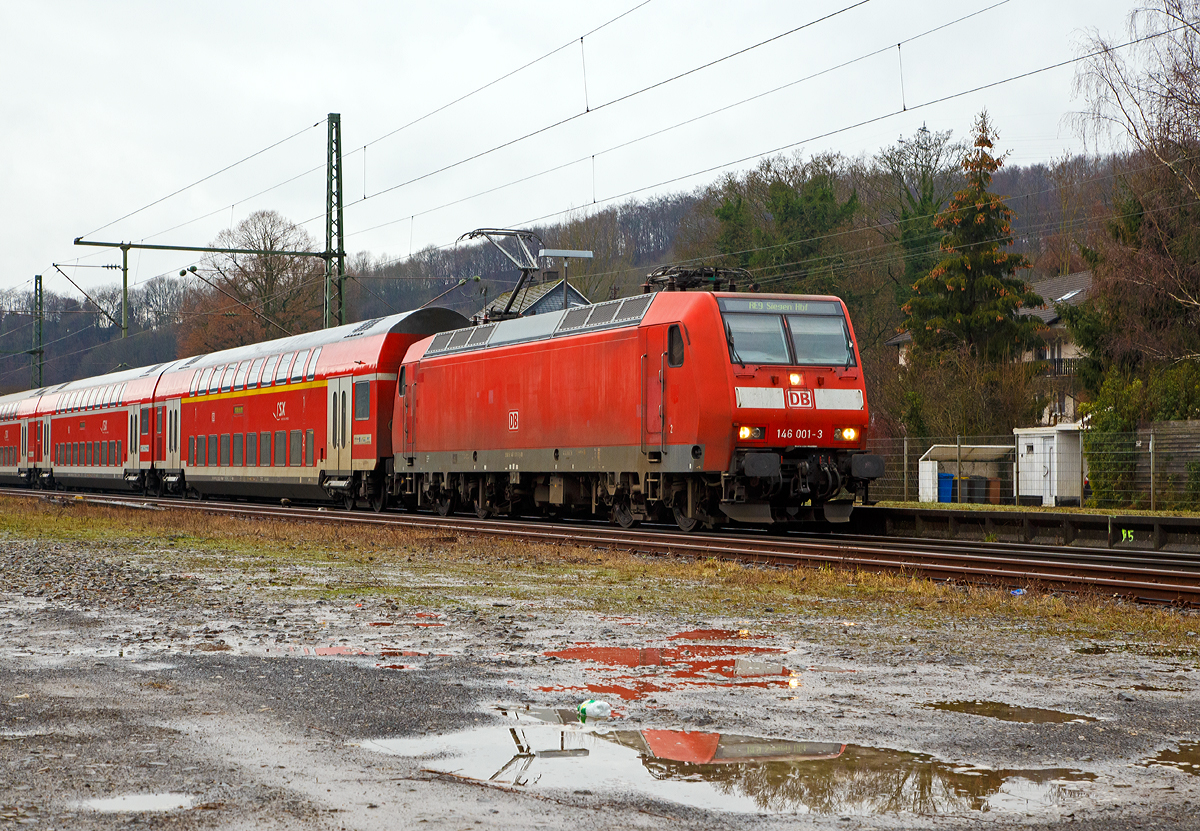 Die 146 001-3 (91 80 6146 001-3 D-DB) der DB Regio NRW mit dem RE 9 (rsx - Rhein-Sieg-Express) Aachen - Kln - Siegen, am 26.01.2019 beim Halt im Bahnhof Brachbach.

Die TRAXX P160 AC1 (Br 146.0) wurde 2000 von ABB Daimler-Benz Transportation GmbH (Adtranz) in Kassel unter der Fabriknummer 33808 gebaut.  