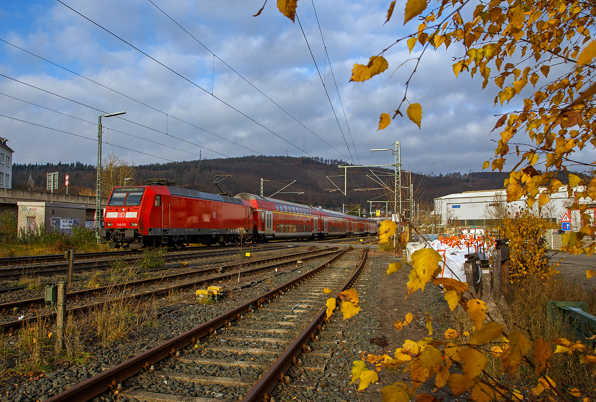 Die 146 001-3 (91 80 6146 001-3 D-DB) der DB Regio NRW erreicht am 09.07.2021, mit dem RE 9 (rsx - Rhein-Sieg-Express) Siegen – Kln – Aachen, bald den Bf Niederschelden.

Die TRAXX P160 AC1 (Br 146.0) wurde 2000 von ABB Daimler-Benz Transportation GmbH (Adtranz) in Kassel unter der Fabriknummer 33808 gebaut.  