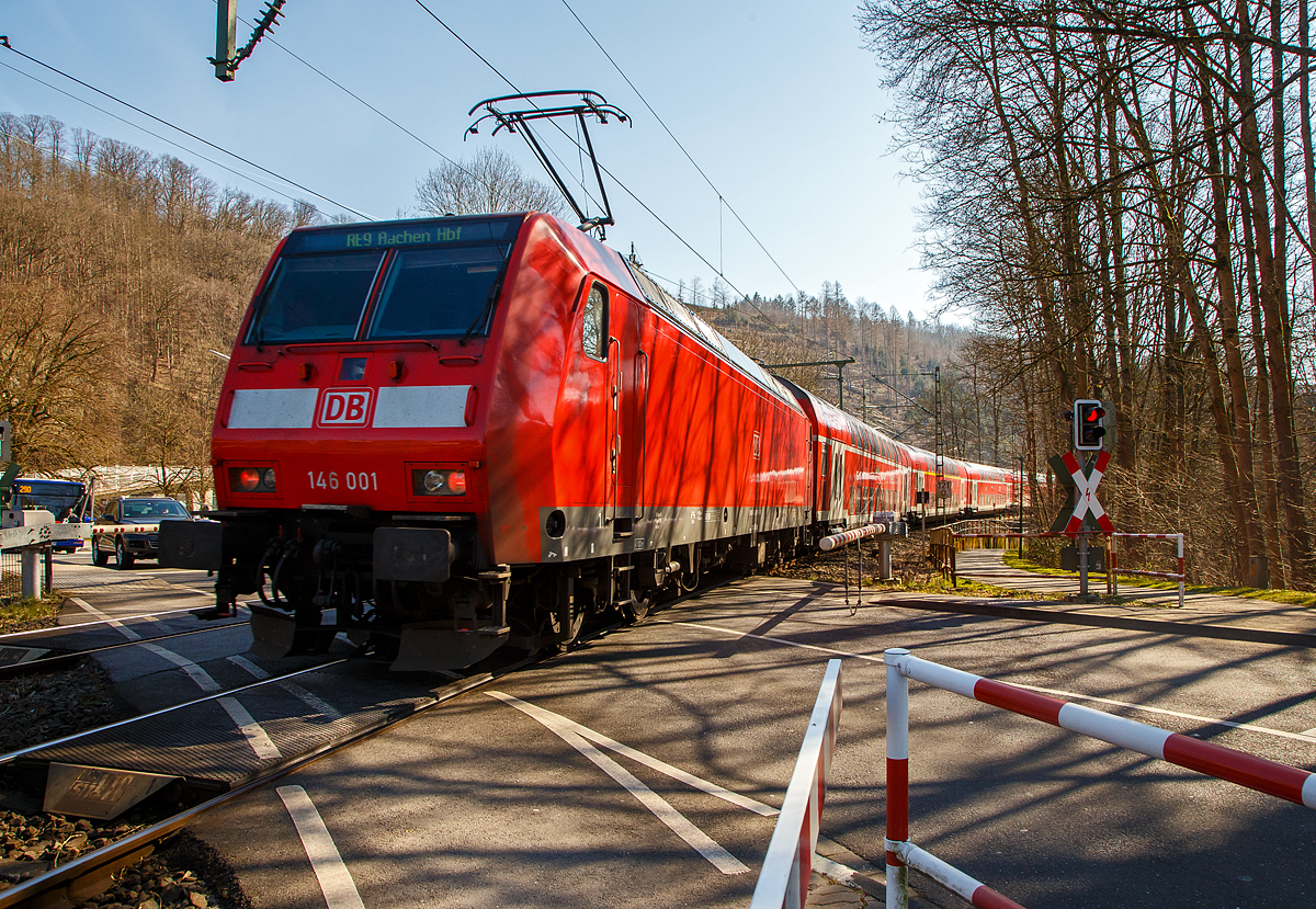 Die 146 001-3 (91 80 6146 001-3 D-DB) der DB Regio NRW schiebt am 11.03.2022 den RE 9 - Rhein Sieg Express (RSX) Siegen - Kln – Aachen vom Bahnhof Kirchen (Sieg) weiter in Richtung Kln, nchster Halt ist Betzdorf (Sieg).

Die TRAXX P160 AC1 (Br 146.0) wurde 2000 von ABB Daimler-Benz Transportation GmbH (Adtranz) in Kassel unter der Fabriknummer 33808 gebaut.  