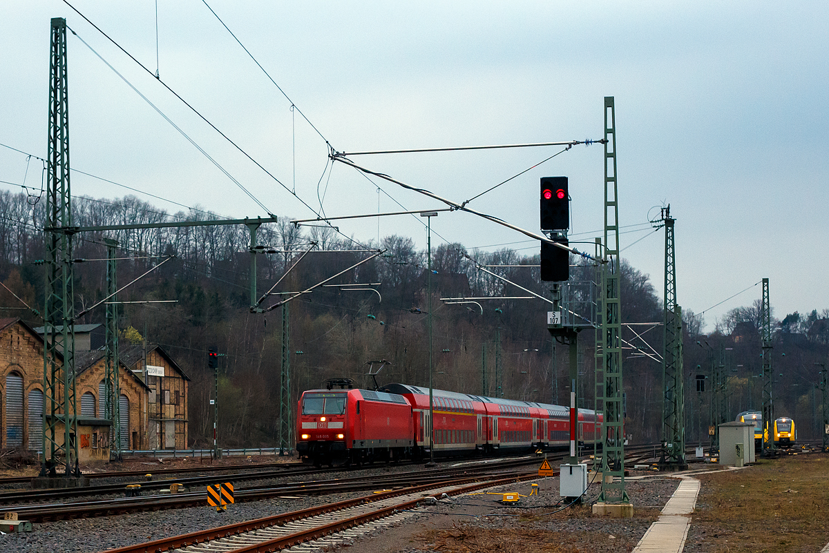 Die 146 005-4 (91 80 6146 005-4 D-DB) der DB Regio NRW fährt am 25.03.2021 mit dem RE 9 (rsx - Rhein-Sieg-Express) Aachen - Köln - Siegen, in den Bahnhof Betzdorf/Sieg ein. 