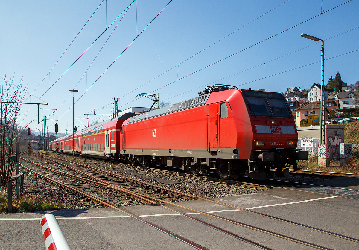 Die 146 005-4 (91 80 6146 005-4 D-DB) der DB Regio NRW fährt am 24.03.2021, mit dem RE 9 (rsx - Rhein-Sieg-Express) Aachen - Köln - Siegen, durch Niederschelden in Richtung Siegen.

Die TRAXX P160 AC1 wurde 2001 von ABB Daimler-Benz Transportation GmbH in Kassel unter der Fabriknummer 33812 gebaut.