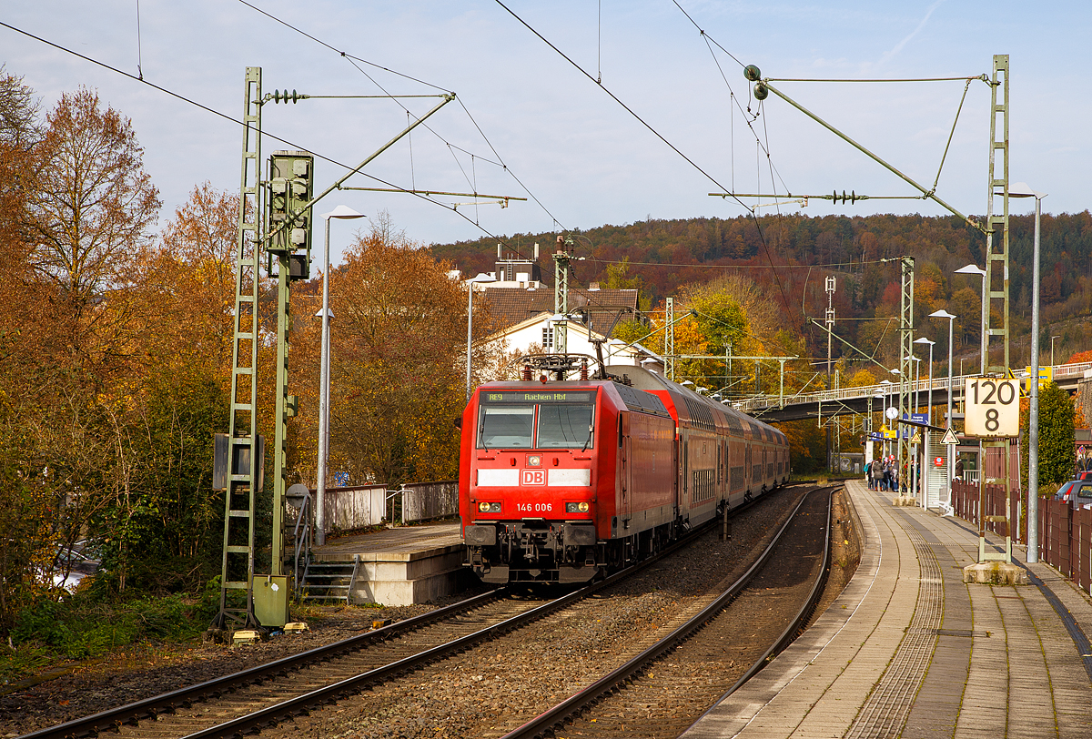 Die 146 006-2 (91 80 6146 006-2 D-DB) der DB Regio NRW am 29.10.2021, mit dem RE 9 (rsx - Rhein-Sieg-Express) Siegen - Köln – Aachen, beim Halt im Bahnhof Kirchen/Sieg. Ungewöhnlich heute mal in dieser Richtung als Zug- und nicht als Schublok. Normalerweise wir der RE 9 in der Zugkonfiguration/ Zugbildung andersherum  gefahren.

Die TRAXX P160 AC1 wurde 2001 von ABB Daimler-Benz Transportation GmbH in Kassel unter der Fabriknummer 33813 gebaut.