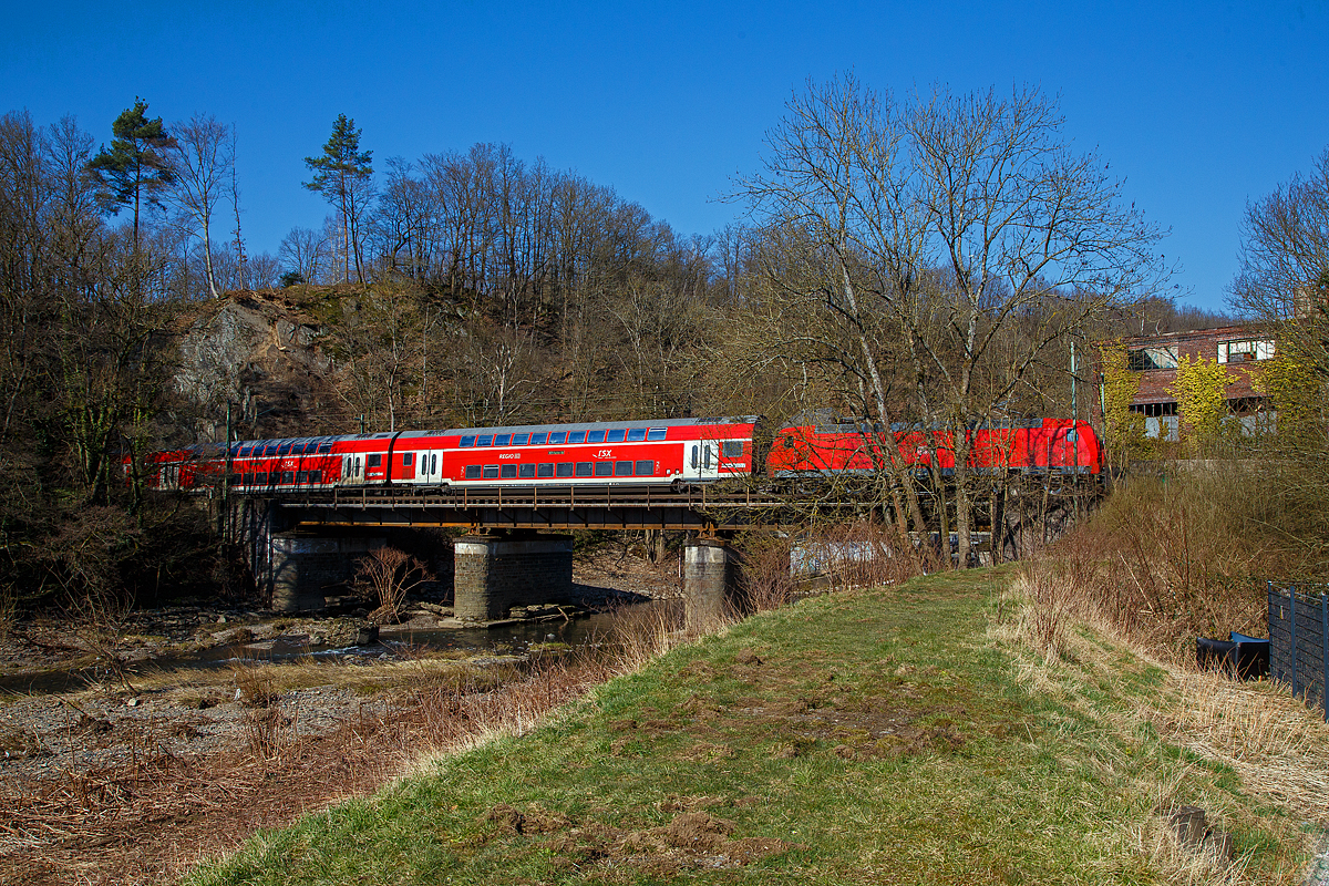 Die 146 006-2 (91 80 6146 006-2 D-DB) der DB Regio NRW schiebt den RE 9 - Rhein Sieg Express (RSX) Siegen - Köln – Aachen am 26.02.2022 Steuerwagen voraus, in  Scheuerfeld (Sieg) über die Siegbrücke in Richtung Köln. Ein Teil des Zuges ist bereits durch den nachfolgenden 32 m langen Mühlburg-Tunnel.