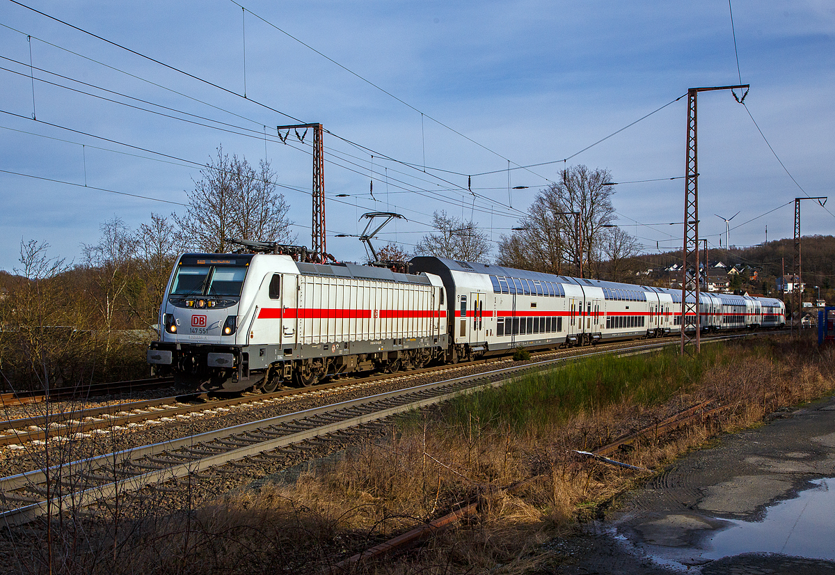 Die 147 551 (91 80 6147 551-6 D-DB – IC 4892) der DB Fernverkehr AG fährt am 12.02.2022, mit dem IC 2228 (Frankfurt(Main)Hbf - Siegen Hbf - Hamm(Westf)Hbf), durch Rudersdorf in Richtung Siegen.

Die TRAXX P160 AC3 wurde 2016 von Bombardier in Kassel unter der Fabriknummer KAS 35222 gebaut und an die DB Fernverkehr AG geliefert. Sie hat die Zulassungen für Deutschland und die Schweiz (wohl nun auch erteilt), daher hat sie auch vier Stromabnehmer. Der Bahnstrom (15.000 V 16 ⅔ Hz) ist ja derselbe, aber die Palettenbreite (Wippe) ist 1.450 mm und somit 500 mm schmaler als die Wippen fürs DB Netz (1.900 mm breit). Das Schleifleistenmaterial ist bei beiden aus Graphit.