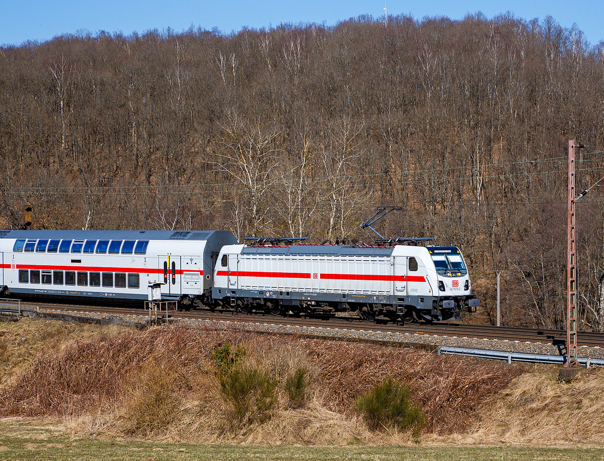 Die 147 573-0 (91 80 6147 573-0 D-DB – IC 4902), der DB Fernverkehr AG schiebt am 10.03.2022 den  IC 2320 / RE 34 (Frankfurt a.M. - Siegen – Dortmund), Rudersdorf (Kr. Siegen) in Richtung Siegen.

Die TRAXX P160 AC3 wurde 2010 von Bombardier in Kassel gebaut und an die DB Fernverkehr AG geliefert.  Sie hat die Zulassungen für Deutschland. Für die Schweiz ist die Zulassung der TRAXX P160 AC3 auch vorgesehen, daher hat sie auch vier Stromabnehmer. Doch wurde keine Zulassung der Loks, wie auch der Wagen, vom Hersteller für die Schweiz erlangt.
