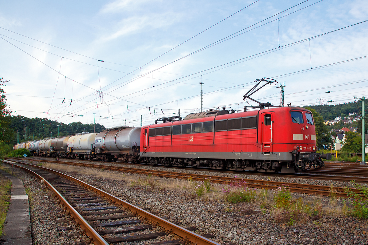 
Die 151 046-0 (91 80 6151 046-0 D-DB) der DB Schenker Rail Deutschland AG fährt am 12.09.2015 mit einem Kesselwagenzug, mit Ethylendichlorid (gehört zu den Chlorkohlenwasserstoffen), durch Betzdorf/Sieg in Richtung Siegen.

Die Lok wurde 1974 bei Krauss-Maffei in München unter der Fabriknummer 19665 gebaut. 