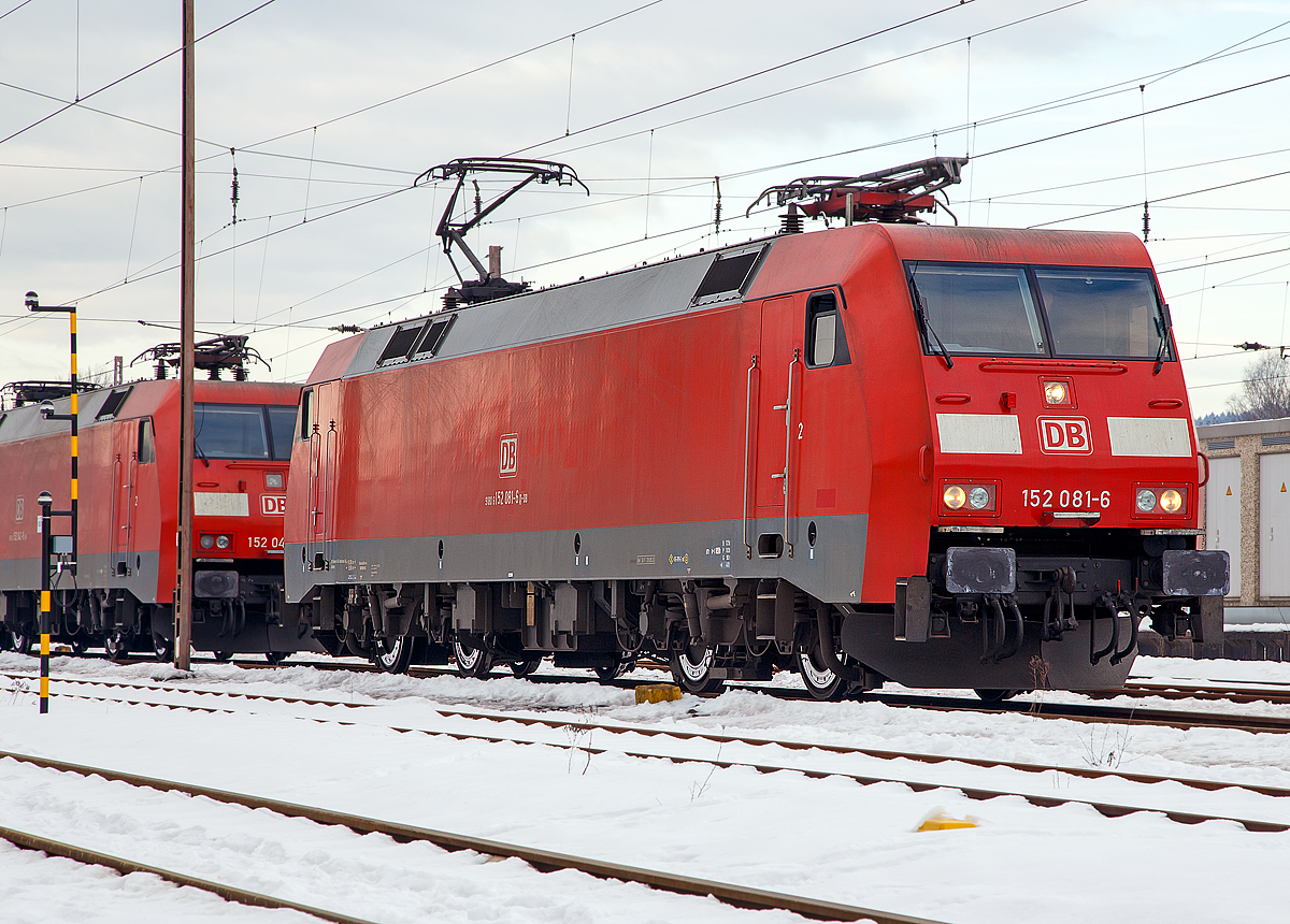 Die 152 0081-6 (91 80 6152 081-6 D-DB) der DB Cargo Deutschland AG fährt am 28.01.2017 in Kreuztal vom Abstellbereich nun zum Güterbahnhof, um dort einen Coil-Güterzug zu übernehmen.

Die Siemens ES 64 F wurde 1999 von Krauss-Maffei unter der Fabriknummer 20208 gebaut und an die DB geliefert.

Als Ersatz für die schweren E-Loks der BR 150 und für Einsatzgebiete der BR 151 / 155 wurde die Beschaffung der Drehstromlok der BR 152 (Siemens ES64F) eingeleitet, sie ist eine Hochleistungslokomotive aus der Siemens ES64 EuroSprinter-Typenfamilie für den schweren Güterzugverkehr, die auch für Personenzüge genutzt werden kann.

Die Baureihe basiert auf dem von Siemens konstruierten Prototyp ES64P. Da jedoch klar war, dass die Maschinen ausschließlich im Güterverkehr eingesetzt werden sollten und eine Höchstgeschwindigkeit von 140 km/h als ausreichend angesehen wurde, konnte auf die Verwendung von voll abgefederten Fahrmotoren verzichtet und auf den wesentlich einfacheren und preisgünstigeren Tatzlager-Antrieb zurückgegriffen werden. Dieser gilt durch die Verwendung moderner Drehstrommotoren bei niedrigen Geschwindigkeiten als relativ verschleißarm.

Ansonsten entstand eine moderne Maschine mit Drehstromasynchron-Fahrmotoren und doppelten innenbelüfteten Scheibenbremsen. 

Der Haupttransformator ist unterflur zwischen den Drehgestellen angeordnet. Jedes Drehgestell verfügt über eine autarke elektrische Ausrüstung, bestehend aus drei Eingangsgleichrichtern in rückspeisefähiger Vierquadranten-Bauweise, Gleichspannungszwischenkreis und zwei Wechselrichtern (einer je Motor). Dadurch wird erreicht, dass bei Ausfall einer Komponente des Antriebsstrangs nicht das gesamte Drehgestell ausfällt, sondern sich lediglich die verfügbare Zugkraft reduziert. Als Leistungshalbleiter kommen wassergekühlte GTO-Thyristoren zum Einsatz. Die Bremskraft der elektrischen Nutzbremse beträgt 150 kN im Bereich zwischen 10 km/h und 140 km/h.


Die Lokomotiven sind mit Zugsammelschiene für die Energieversorgung von Reisezügen sowie Wendezugsteuerung und Notbremsüberbrückung ausgerüstet, so dass sie auch im schweren Personenzugdienst eingesetzt werden können. Durch Aufsplittung der DB AG und Zuordnung der Loks zum Geschäftsbereich Güterverkehr der DB wurde davon, seit Ende der 1990er Jahre, kein Gebrauch mehr gemacht.

Der Maschinenraum wird von einem beide Führerstände verbindenden Mittelgang durchzogen. Beidseitig sind an den Außenwänden des Lokkastens die elektrische Ausrüstung, die Druckluft- und Bremsgeräte sowie die umfangreichen Kühleinrichtungen angeordnet. 


Bis 2001 wurden 170 von ursprünglich vorgesehenen 195 Maschinen an die DB ausgeliefert. Es war geplant, die Loks auch in Österreich einzusetzen. Die österreichischen Behörden verweigerten jedoch die Zulassung, weil man die auftretenden Gleiskräfte als zu hoch bewertete. Um dennoch moderne Maschinen für den Österreich-Verkehr zur Verfügung zu haben, wandelte die DB die Bestellung der letzten 25 Loks in eine Bestellung von Zweisystemloks der Baureihe 182 (baugleich mit ÖBB 1116) um, die in Österreich zugelassen ist.

Eine Option auf weitere 100 Maschinen wurde August 1999 in eine Bestellung von Mehrsystemlokomotiven der Baureihe 189 umgewandelt.

Technische Daten der BR 152:
Achsformel: Bo´Bo´
Länge über Puffer: 19.580 mm
Drehzapfenabstand: 9.900 mm
Achsabstand im Drehgestell: 3.000 mm
Breite: 3.000 mm
Dienstgewicht: 86,7 t
Achslast: 21,7 t
Höchstgeschwindigkeit: 140 km/h
Dauerleistung: 6.400 kW (8.701 PS)
Anfahrzugkraft: 300 kN
max. elektrische Bremskraft:150 kN (15t)
Stromsystem: 15 kV, 16 2/3 Hz
