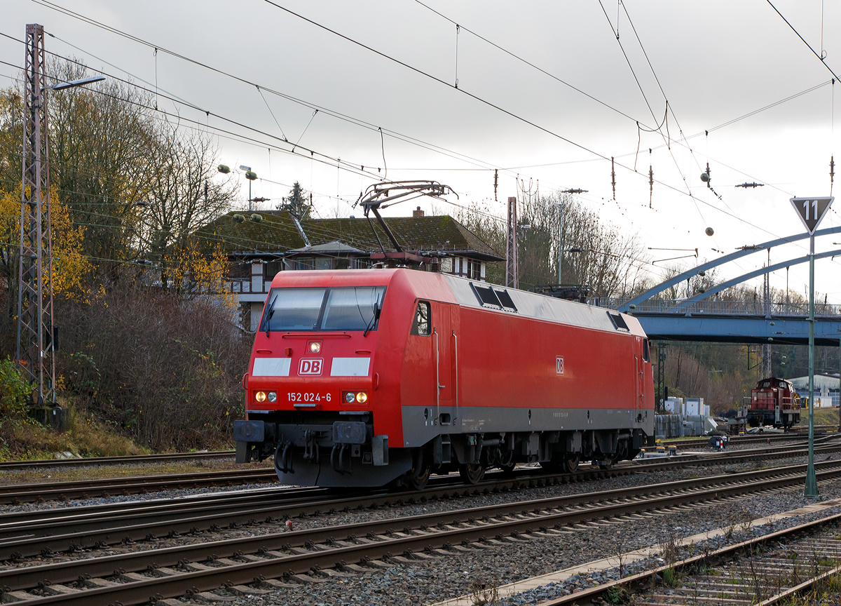 
Die 152 024-6 (91 80 6152 024-6 D-DB) der DB Schenker Rail Deutschland AG fährt am 21.11.2015 vom Rangierbahnhof Kreuztal zum Abstellbereich. 

Die Siemens ES 64 F wurde 1998 von Krauss-Maffei in München unter der Fabriknummer 20151 gebaut, der elektrische Teil wurde von DUEWAG unter der Fabriknummer 91927 geliefert.