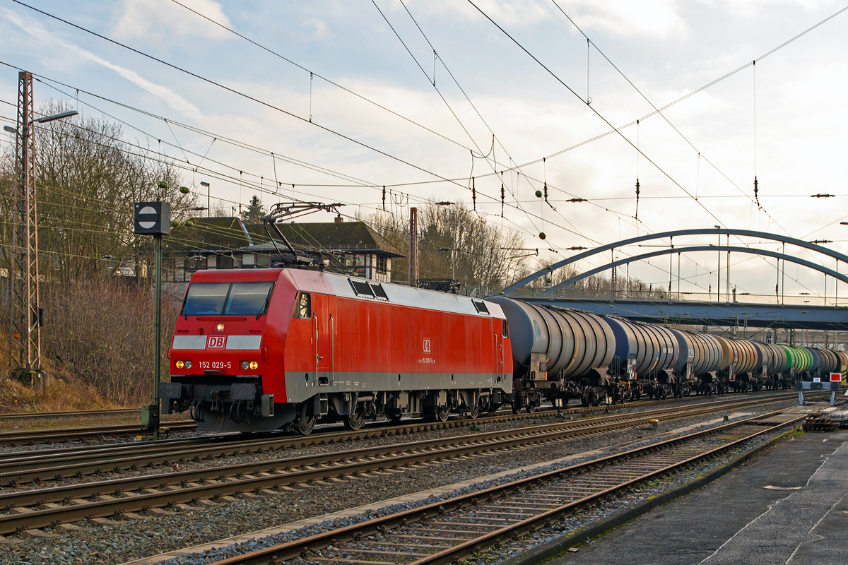 
Die 152 029-5 (91 80 6152 029-5 D-DB) der DB Schenker Rail Deutschland AG fährt am 17.01.2015 mit einem Kesselwagenzug (laut Gahrguttafel 30/1202 mit Dieselkraftstoff oder Heizöl) durch Kreuztal in Richtung Hagen. 

Die Lok wurde 1998 bei Krauss-Maffei in München unter der Fabriknummer 20156 gebaut. Sie hat die EBA-Nummer EBA 96Q15A 029.