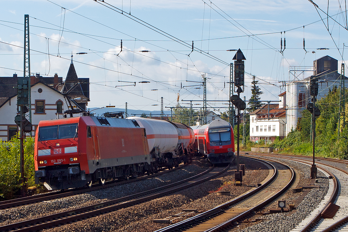 
Die 152 093-1 (91 80 6152 093-1 D-DB) der DB Schenker Rail Deutschland AG fährt am 20.08.2014 mit einen gem. Güterzug durch Butzbach in Richtung Gießen. 

Die Siemens ES64F wurde 2000 von Krauss-Maffei AG in München unter der Fabriknummer 20220 gebaut.