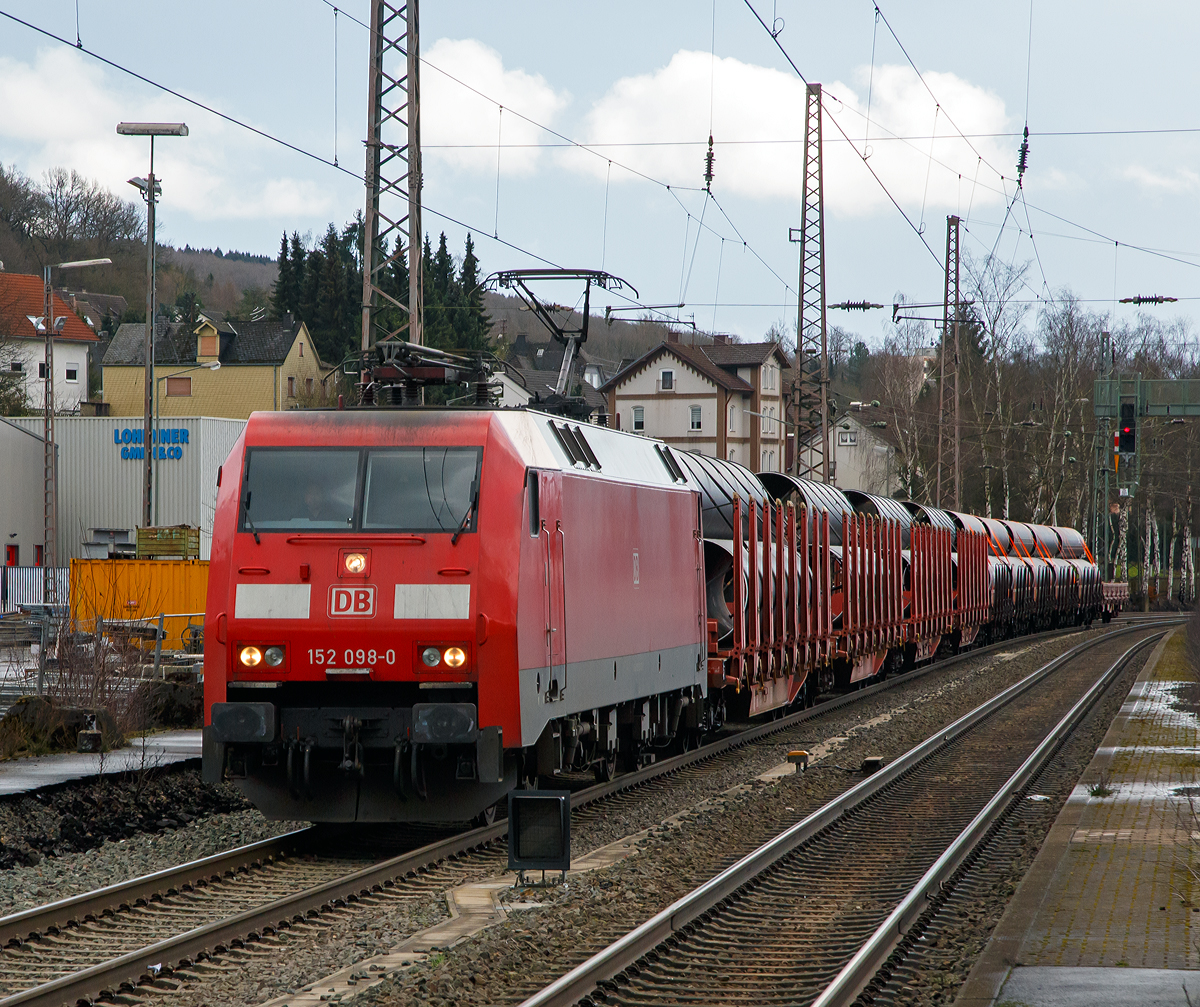 
Die 152 098-0 (91 80 6152 098-0 D-DB) der DB Schenker Rail Deutschland AG fährt am 08.02.2016 mit einem Großohre beladenen Güterzug, durch dem Bahnhof Kreuztal in Richtung Hagen. Den Güterzug hatte sie kurz zuvor im Rangierbahnhof Kreuztal übernommen. 

Die Siemens ES 64 F wurde 2000 von Krauss-Maffei in München unter der Fabriknummer 20225 gebaut, der elektrische Teil wurde DUEWAG unter der Fabriknummer 91964 geliefert. 

Nochmal einen netten Gruß an den freundlichen Lokführer zurück.