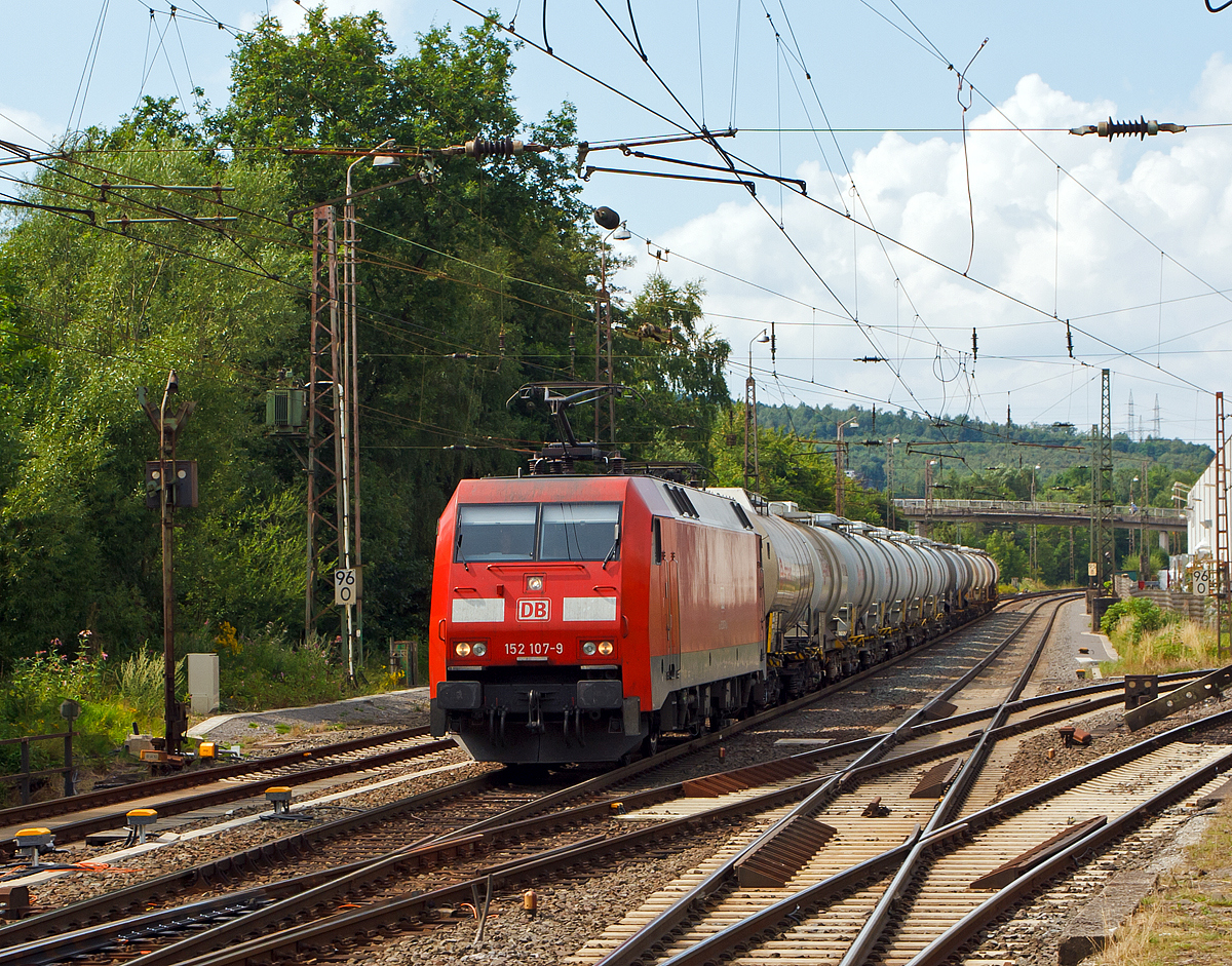 
Die 152 107-9 der DB Schenker Rail Deutschland AG fährt am 26.07.2014 mit einem Kesselwagenzug durch Kreuztal in Richtung Süden, hier kurz vorm Bf Kreuztal. (Hinweis: Aufgenommen vom Bahnsteig 1).

Die Siemens ES 64 F wurde 2000 von Siemens Krauss-Maffei in München Siemens unter der Fabriknummer 20234 gebaut, sie hat aktuelle NVR-Nr.  91 80 6152 107-9 D-DB und die  EBA 96Q15A 107.

Als Ersatz für die schweren E-Loks der BR 150 und für Einsatzgebiete der BR 151 / 155 wurde die Beschaffung der Drehstromlok der BR 152 (Siemens ES64F) eingeleitet, sie ist eine Hochleistungslokomotive aus der Siemens ES64 EuroSprinter-Typenfamilie für den schweren Güterzugverkehr, die auch für Personenzüge genutzt werden kann.

Die Baureihe basiert auf dem von Siemens konstruierten Prototyp ES64P. Da jedoch klar war, dass die Maschinen ausschließlich im Güterverkehr eingesetzt werden sollten und eine Höchstgeschwindigkeit von 140 km/h als ausreichend angesehen wurde, konnte auf die Verwendung von voll abgefederten Fahrmotoren verzichtet und auf den wesentlich einfacheren und preisgünstigeren Tatzlager-Antrieb zurückgegriffen werden. Dieser gilt durch die Verwendung moderner Drehstrommotoren bei niedrigen Geschwindigkeiten als relativ verschleißarm.