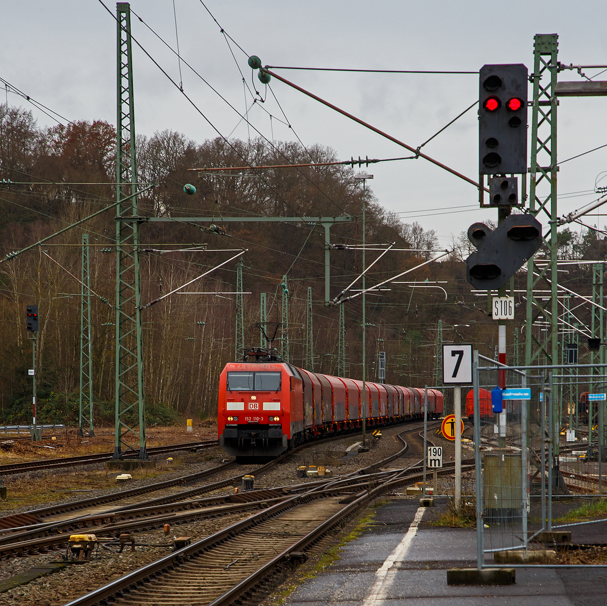 Die 152 110-3 (91 80 6152 110-3 D-DB) der DB Cargo AG fährt am 08.12.2021 mit einem Coilzug durch Betzdorf (Sieg) in Richtung Siegen.

Die Siemens ES64F wurde 2000 noch von Krauss-Maffei in München-Allach unter der Fabriknummer 20237 für die Deutsche Bahn AG gebaut.
