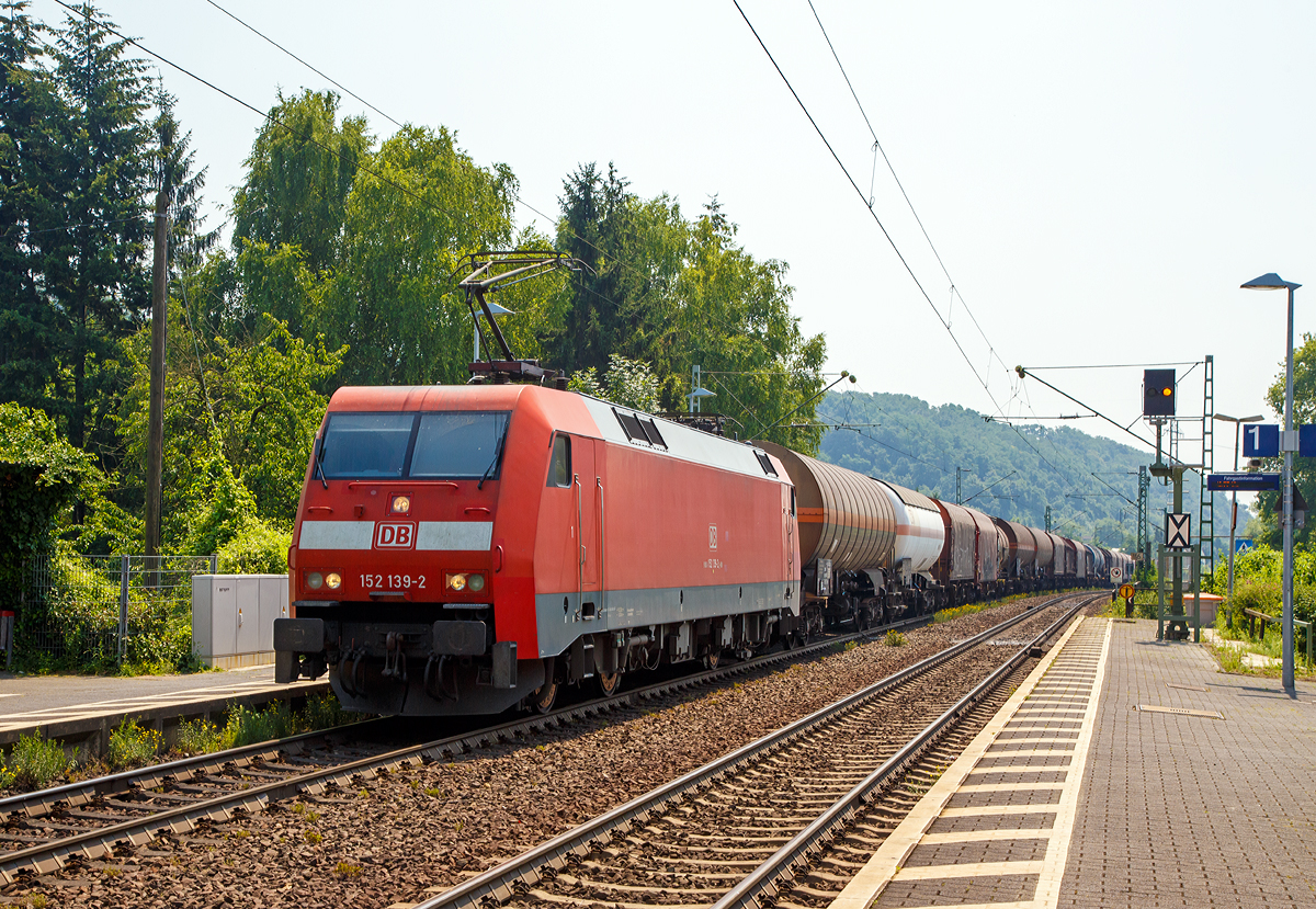 
Die 152 139-2 (91 80 6152 139-2 D-DB) der DB Schenker Rail Deutschland AG fährt am 03.07.2015 mit einem Gemischtengüterzug durch den Bf Leubsdorf in Richtung Linz.

Die Siemens ES 64 F wurde 2000 von Krauss-Maffei in München unter der Fabriknummer 20266 gebaut, der elektrische Teil wurde DUEWAG unter der Fabriknummer 91981 geliefert. 