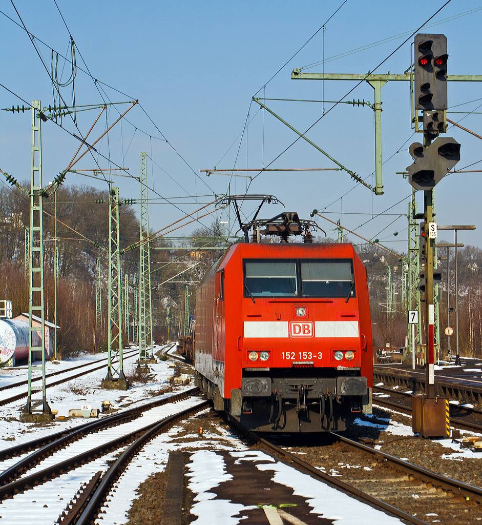 
Die 152 153-3 (91 80 6152 153-3 D-DB) der DB Schenker Rail fährt am 15.03.2013 mit einem gemischten Güterzug durch den Bahnhof Betzdorf/Sieg in Richtung Siegen. 

Die Siemens ES 64 F wurde 2000 von Siemens in München unter der Fabriknummer 20280 gebaut. 

Hinweis: Aufnahme von der Bahnsteig aus.