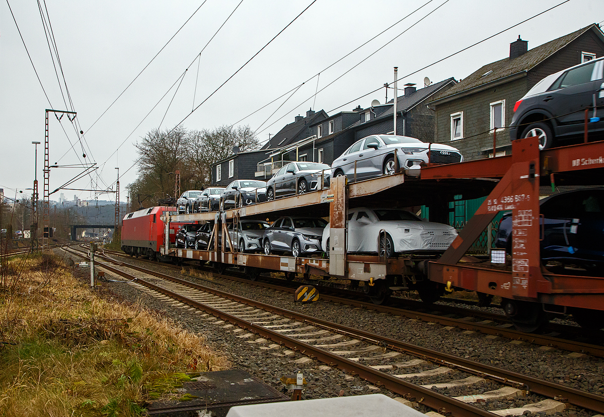 Die 152 167-3 (91 80 6152 167-3 D-DB) der DB Cargo AG kommt am 25.01.2022 mit einem Autotransportzug aus Richtung Gießen. Noch befährt der Zug hier in Siegen befährt sie gerade noch die Dillstrecke (KBS 445) bzw. die zweigleisige Strecke zwischen Siegen-Weidenau und Siegen Ost Gbf, bevor es ein paar Meter weiter auf die Ruhr-Sieg-Strecke (KBS 440) geht.

Hier im dem Nachschuss sieht man gut wo die beiden Strecken zusammen laufen.

Ich stehe hier vor der Schranke am Bahnübergang.
