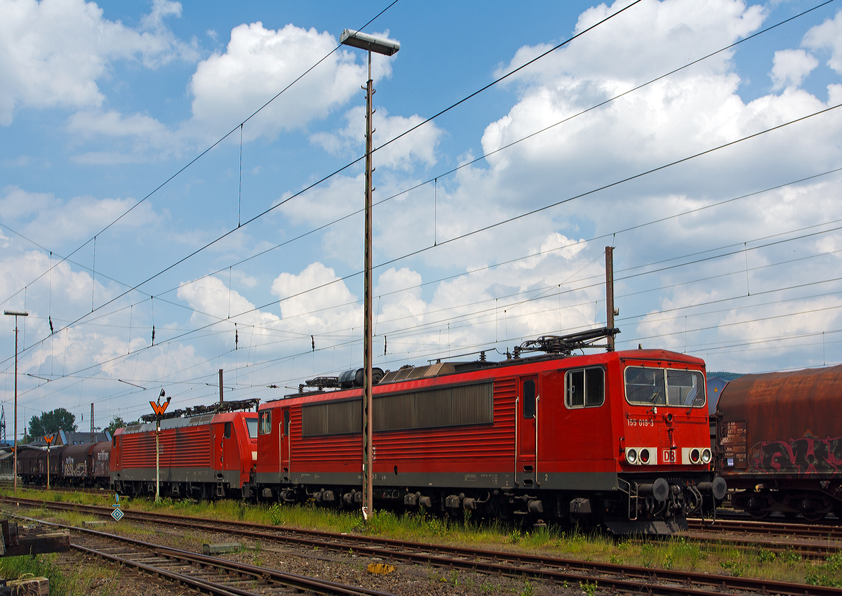 
Die 155 019-3 (91 80 6155 019-3 D-DB) der DB Schenker Rail Deutschland AG, ex DR 250 019-7, ist am 03.06.2014 in Kreuztal im Abstellbereich abgestellt. 

Die Lok wurde 1977 bei LEW (VEB Lokomotivbau Elektrotechnische Werke Hans Beimler) in Hennigsdorf unter der Fabriknummer 14779 gebaut und als 250 019-7 an die DR (Deutsche Reichsbahn) geliefert, 1992 umgezeichnet in DR 155 019-3 und 1994 in DB 155 019-3. 

Dahinter steht noch die 189 058-1der DB Schenker Rail Deutschland AG.