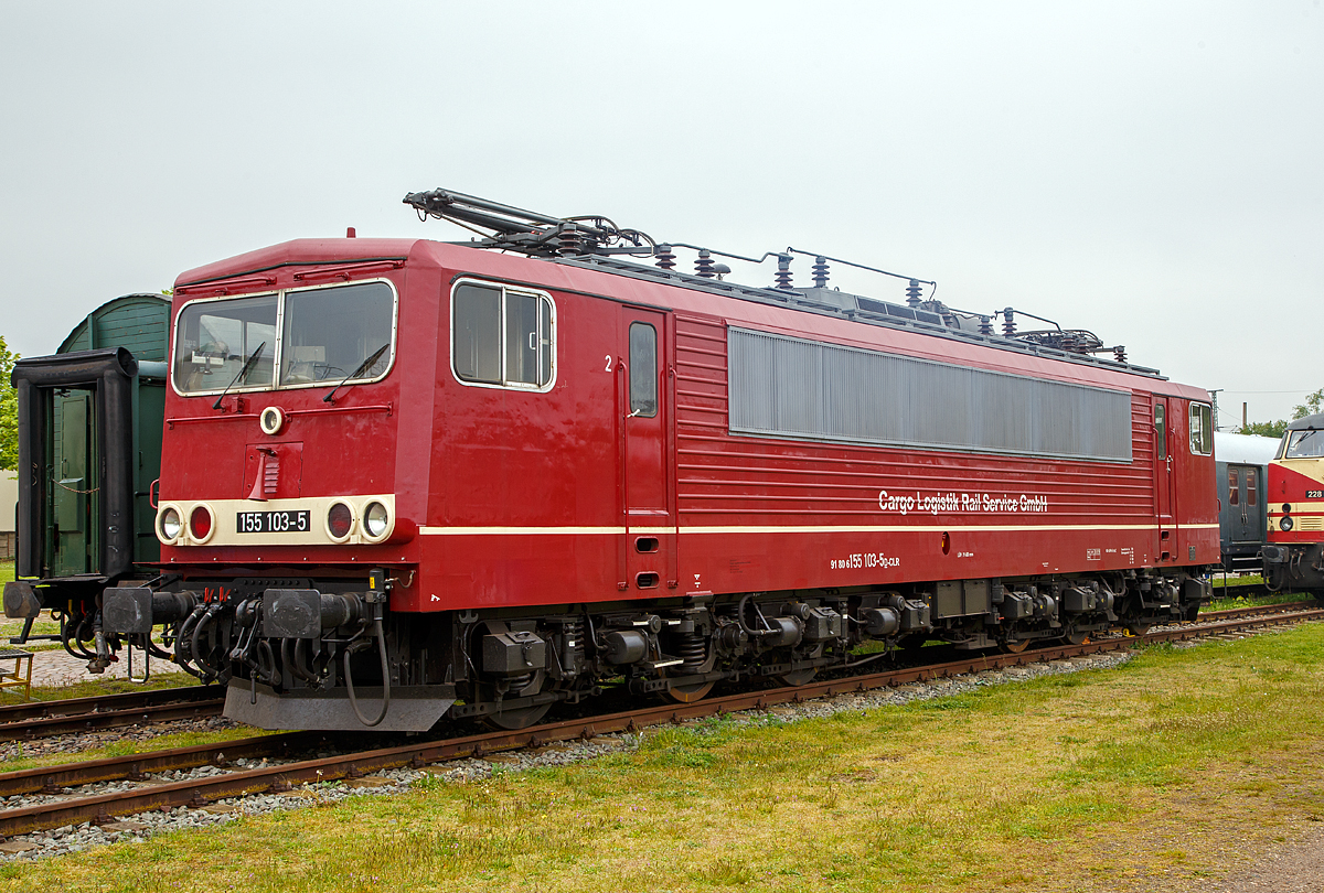 Die 155 103-5 (91 80 6155 103-5 D-CLR) der Cargo Logistik Rail Service GmbH (CLR), ausgestellt am 06.05.2017 auf dem Familienfest der Magdeburger Eisenbahnfreunde im Wissenschaftshafen Magdeburg.

Die Lok wurde 1979 bei LEW (VEB Lokomotivbau Elektrotechnische Werke Hans Beimler) in Hennigsdorf unter der Fabriknummer 16449 gebaut und als 250 103-9 an die DR (Deutsche Reichsbahn) geliefert. Weiterer Lebenslauf: 
01.01.1992 Umzeichnung in DR 155 103-5
01.01.1994 Umzeichnung in DB 155 103-5
23.12.2014 z-Stellung
07.03.2016 Ausmusterung bei der DB Cargo
23.03.2016 an CLR - Cargo Logistik Rail-Service GmbH (Barleben)  als155 103-5 (NVR-Nummer: 91 80 6155 103-5 D-CLR) 


Mitte der 1960er Jahre zeigte sich, dass die nach dem Zweiten Weltkrieg zuerst von der Deutschen Reichsbahn (DR) in der DDR beschafften E-Loks der Baureihen E 11 und E 42 den gestiegenen Leistungsanforderungen der Zugförderung im Güterverkehr teilweise nicht mehr gerecht wurden. Insbesondere wurde beanstandet, dass die Güterzuglok E 42 trotz des Einsatzes in Doppeltraktion bisweilen Schwierigkeiten beim Anfahren schwerer Züge in den Rangierbahnhöfen hatte, und der E 11 die Leistung zum Beschleunigen der damals schwersten Schnellzüge auf 120 km/h fehlte.

Aus Sicht der Hauptverwaltung Maschinenwirtschaft der DR erforderte das neue Leistungsprofil die Beschaffung einer sechsachsigen Lokomotive, die eigentlich bereits parallel zu den E 11 / E 42 geplant worden war, bei der Beschaffung aber aus Kapazitätsgründen keine Berücksichtigung fand. Die Co’Co’-Lokomotive mit dem Arbeitstitel E 51 sollte jeden Reise- oder Güterzug befördern können und damit universell einsetzbar sein. Dieses Ziel wurde 1974 mit den Prototypen 250 001 bis 250 003 erreicht. Hersteller war, wie bei allen DR-E-Loks, der Lokomotivbau Elektrotechnische Werke Hans Beimler Hennigsdorf. Dabei wurde der neueste Stand der Technik berücksichtigt, wie der Stahlleichtbau, der zu einem gesickten Lokkasten führte oder die Tiefanlenkung der Drehgestelle. Bei der Ausstattung des Führerstandes wurden die jüngsten Erkenntnisse der Ergonomie berücksichtigt.

Die Serienproduktion begann nach Abschluss aller Testläufe 1977. Bis 1984 wurden insgesamt 270 Serienloks an die DR ausgeliefert. Wegen ihres doch sehr zweckmäßigen Aufbaus und der Ähnlichkeit ihrer Form mit einem ISO-Container bekam diese Baureihe den Spitznamen „Strom-Container“ oder „Elektro-Container“. Zu Zeiten der DDR bespannten sie jede Zugart im Güter- und im Personenverkehr, wobei der Schwerpunkt auf dem schweren Güterzugdienst lag. In den Jahren der Wende wurden die Loks durch die Verlagerung des Güteraufkommens auf den Straßenverkehr zum großen Teil nicht mehr benötigt. Daher wurden einige zeitweise an die Schweizerische Südostbahn (SOB) vermietet, ein großer Teil ging jedoch zur Deutschen Bundesbahn und wurde von den Betriebshöfen Nürnberg West und Mannheim unter der DB-Baureihenbezeichnung 155 eingesetzt.

Die Baureihenbezeichnung 155 haben alle Lokomotiven der DR im Zuge der Angleichung des Baureihenschemas ab 1992 übernommen.

An den Einsatzgebieten hat sich bis heute praktisch nichts geändert, allerdings sind die Loks inzwischen auf die Betriebswerke Seddin und Mannheim Rbf konzentriert. Nach der dritten Stufe der Bahnreform wurden die Loks dem Geschäftsbereich DB Cargo zugeschlagen, was das faktische Ende der Einsätze im Personenverkehr bedingt. Die Lokomotiven werden heute im gesamten Schienennetz der DB eingesetzt und sind praktisch vor jeder Art von Güterzügen anzutreffen. Vorzugsweise wird die Lokomotive im schweren Montan- und Chemieverkehr und auch vor schnellen Containerzügen, auch auf den Schnellfahrstrecken, eingesetzt.

Konstruktion

Die Loks haben zwei dreiachsige Drehgestelle, in denen die Radsätze wegen des Tatzlagerantriebs asymmetrisch angeordnet sind, der mittlere Radsatz ist aus Gründen der Kurvengängigkeit um je 60 Millimeter seitenverschiebbar. Jede Achse wird von einem zwölfpoligen Einphasen-Reihenschlussmotor angetrieben, die Kraftübertragung erfolgt über ein beidseitig angeordnetes Stirnradgetriebe und den bewährten Kegelringfeder-Antrieb. Lauftechnische Versuche noch zu Zeiten der DR haben ergeben, dass die Loks mit einem modifizierten Kegelringfeder-Antrieb bis zu 160 km/h laufen könnten, allerdings wurde für eine solche Lokomotive kein Bedarf gesehen, da ohnehin nirgends bei der DR mehr als 120 km/h gefahren werden konnte. Nach der Wende wurden entsprechende Pläne zugunsten anderer Baureihen, die konstruktiv keine Güterzugloks waren, fallengelassen.

Der Aufbau ist im Wortsinne kastenförmig und gab der Lokomotive ihre verschiedenen Spitznamen – früher „Kommissbrot“, heute wird sie häufig als „Stromcontainer“ bezeichnet. Drei Dachteile sind für besseren Zugang zu den Großgeräten im Maschinenraum abnehmbar. Die gesickten Seitenwände haben je ein durchgehendes Lüfterband zur Kühlluftversorgung.

Die Lokomotiven sind nicht wendezug- oder doppeltraktionsfähig. Sie erreichen eine mögliche Anfahrzugkraft von 6× 80 kN (480 kN) und eine Dauerzugkraft von 196 Kilonewton (kN). Einige Lokomotiven wurden zur Nutzung auf den Schnellfahrstrecken mit der Linienzugbeeinflussung LZB 80 ausgerüstet.

TECHNISCHE DATEN:
Technische Daten:
Spurweite: 1.435 mm
Achsanordnung: Co`Co`
Länge über Puffer:  19.600 mm
Drehzapfenabstand:  11.200 mm
Gesamtradstand:  14.500 mm
Dienstgewicht:  123,0 t
Radsatzfahrmasse:  20,5 t
Höchstgeschwindigkeit:  125 km/h
Stundenleistung:  6 × 900 kW = 5.400 kW 
Dauerleistung:  5.100 kW (6.934 PS)
Anfahrzugkraft:  480 kN
Dauerzugkraft:  196 kN
Stromsystem:  15 kV 16,7 Hz
Anzahl der Fahrmotoren:  6
