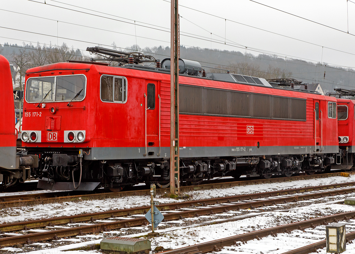 
Die 155 171-2  (91 80 6155 171-2 D-DB) der DB Schenker Rail Deutschland AG, ex DR 250 171-6, ist am 25.01.2015 in Kreuztal im Abstellbereich abgestellt.

Die Lok wurde 1982 bei LEW (VEB Lokomotivbau Elektrotechnische Werke Hans Beimler) in Hennigsdorf unter der Fabriknummer 17861gebaut und als 250 171-6 an die DR (Deutsche Reichsbahn) geliefert, 1992 umgezeichnet in DR 155 171-2 und 1994 in DB 155 171-2.