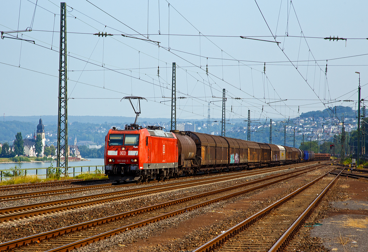 
Die 185 040-3 (91 80 6185 040-3 D-DB) der DB Schenker Rail Deutschland AG fährt am 03.07.2015 mit einem lagen gemischten Güterzug durch Koblenz-Ehrenbreitstein in Richtung Süden.