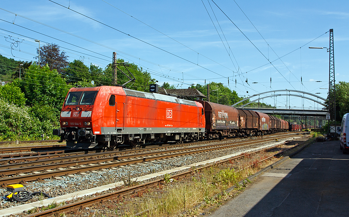 
Die 185 044-5 der DB Schenker Rail Deutschland AG mit einem gemichtem Gterzug, beginnt am 12.06.2014 in Kreuztal ihre Reise in Richtung Hagen.

Die TRAXX F140 AC1 (BR 185) wurde 2001 bei Bombardier in Kassel unter der Fabriknummer 33443 gebaut. Sie trgt die NVR-Nummer 91 80 6185 044-5 D-DB und die EBA-Nummer EBA 99A22A 044. 