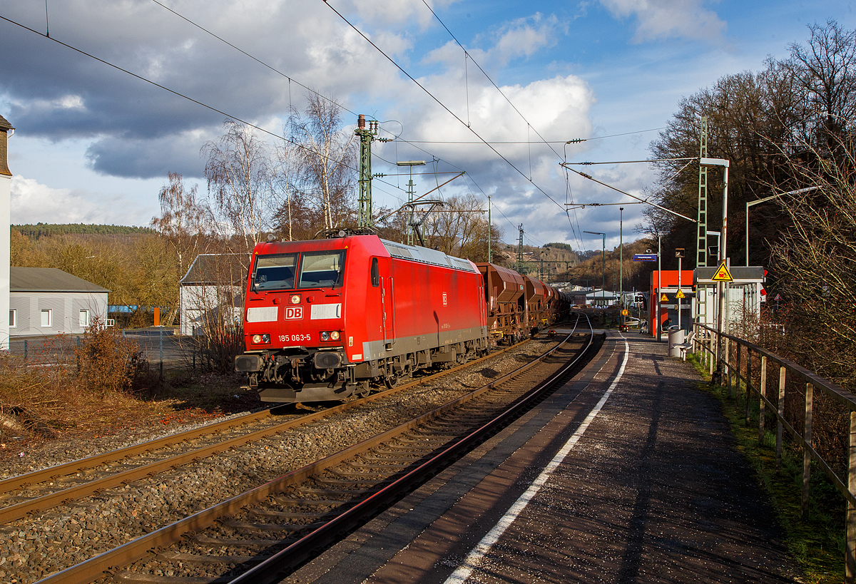 Die 185 063-5 (91 80 6185 063-5 D-DB) der DB Cargo AG fhrt am 05.02.2022, mit einem Schotterzug, durch Scheuerfeld (Sieg) in Richtung Kln.

Die TRAXX F140 AC1 wurde 2002 von der Bombardier in Kassel unter der Fabriknummer 33480 gebaut.
