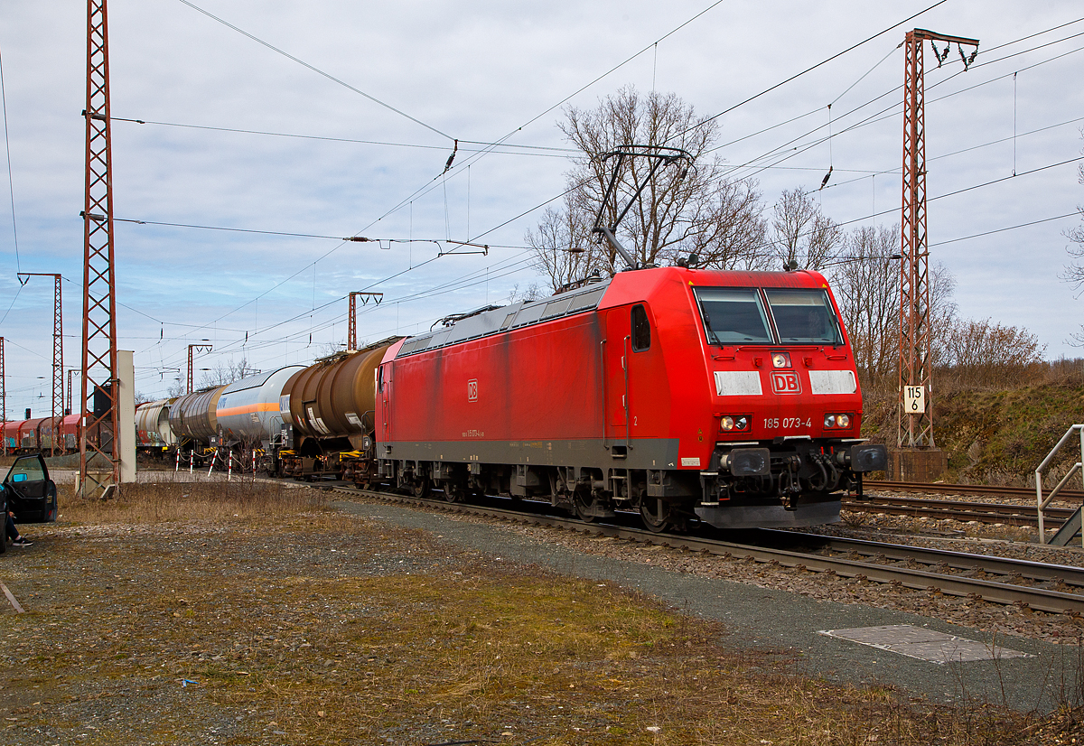 Die 185 073-4 (91 80 6185 073-4 D-DB) der DB Cargo AG fährt am 20.03.2021, mit einem sehr langen gemischten Güterzug, durch Rudersdorf (Kr. Siegen) über die Dillstrecke (KBS 445) in südlicher Richtung. Der Zug war wohl schwer, denn am Zugschluss befand sich noch die an die DB Cargo AG vermietete Railpool 151 099-9 (91 80 6151 099-9 D-Rpool) als Nachschiebelok. 
Einen lieben Gruß an den netten Lokführer der 185 073-4 zurück.

Die TRAXX F140 AC wurde 2002 bei Bombardier in Kassel unter der Fabriknummer 33488 gebaut.