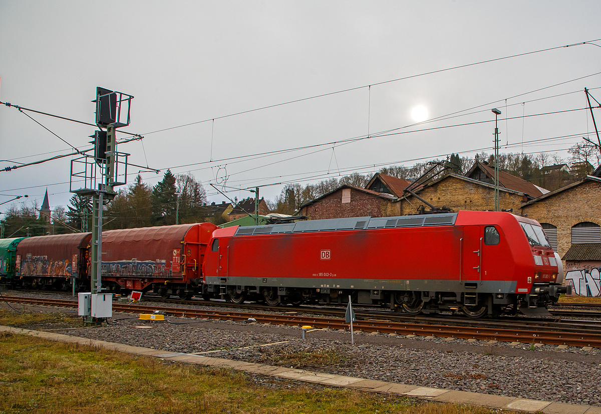 Die 185 083-3 (91 80 6185 083-3 D-DB) der DB Cargo fährt am 08.12.2021 mit einem sehr langen Coilzug (verm. leer Wagen) durch Betzdorf (Sieg) in Richtung Köln.

Die TRAXX F140 AC1 wurde 2002 von Bombardier in Kassel unter der Fabriknummer 33499. 
