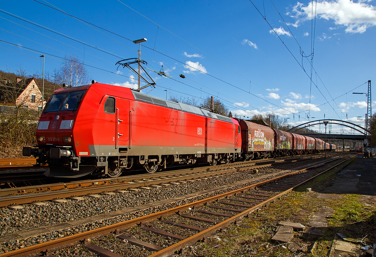 Die 185 171-6 (91 80 6185 171-6 D-DB) der DB Cargo AG verlässt am 23.02.2022 mit einem Coilzug den Rbf Kreuztal.  Bevor es in Richtung Hagen geht hat sie im Bahnhof erst einmal Hp 0, da die Ruhr-Sieg-Strecke teilweise an diesem Tag nur eingleisig befahrbar war. 

Die TRAXX F140 AC1 wurde 2004 von der Bombardier in Kassel unter der Fabriknummer 33651 gebaut.

