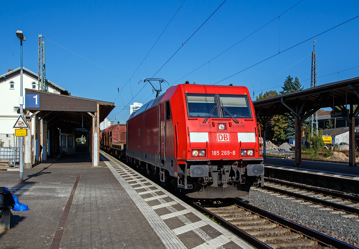 Die 185 269-8 (91 80 6185 269-8 D-DB) der DB Cargo AG fährt am 08.10.2021 mit einem gemischtem Güterzug durch den Bahnhof Bonn-Beuel in Richtung Koblenz.