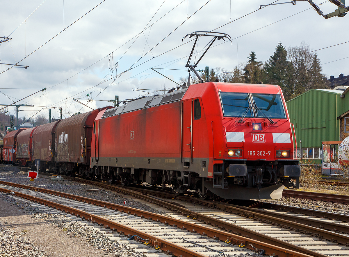 Die 185 302-7 (91 80 6185 302-7 D-DB) der DB Cargo AG fhrt am 07.03.2020 mit einem gem. Gterzug durch Betzdorf/Sieg in Richtung Kln