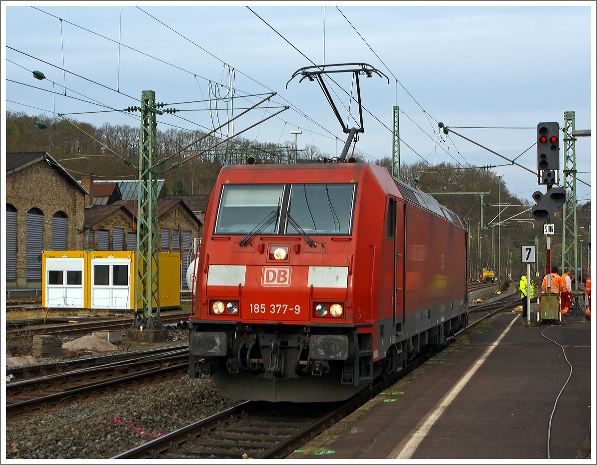 Die 185 377-9  der DB Schenker Rail Deutschland AG am 21.03.2014 beim Umsetzen in Betzdorf/Sieg, sie wechselt gleich die Fahrtrichtung um solo in Richtung Köln zu fahren. Zuvor hatte sie einen Coil-Güterzug nach Betzdorf gebracht.

Die TRAXX F140 AC2 (BR 185.2) wurde 2009 bei Bombardier in Kassel unter der Fabriknummer    34657 gebaut. Sie trägt (z.Z. der Aufnahme) die NVR-Nummer 91 80 6185 377-9 D-DB und die EBA-Nummer EBA 03J15A 160. 