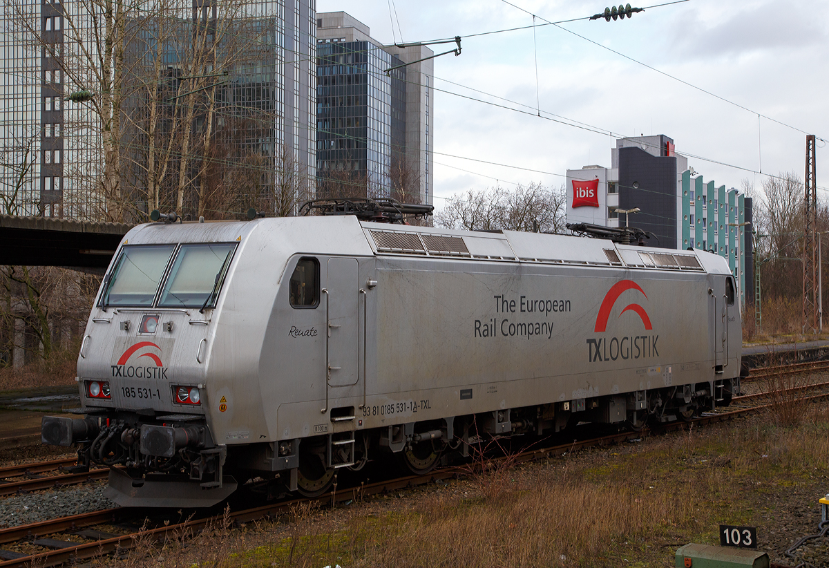 Die 185 531-1   Renate  (93 81 0185 531-1 A-TXL, ex 91 80 6185 531-1 D-TXL) der TX Logistik AG ist am 08.02.2016 beim Hauptbahnhos Essen abgestellt. 

Die TRAXX F140 AC1 wurde 2004 von Bombardier in Kassel unter der Fabriknummer 33630 gebaut. 