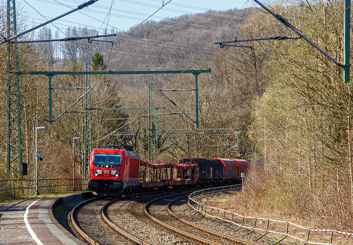 Die 187 119 der DB Cargo AG (91 80 6187 119-3 D-DB) fährt am 22.03.2022 mit einem gemischten Güterzug durch Scheuerfeld (Sieg) in Richtung Siegen.

Die TRAXX F140 AC3 wurde 2017 von Bombardier in Kassel unter der Fabriknummer 35263 gebaut.