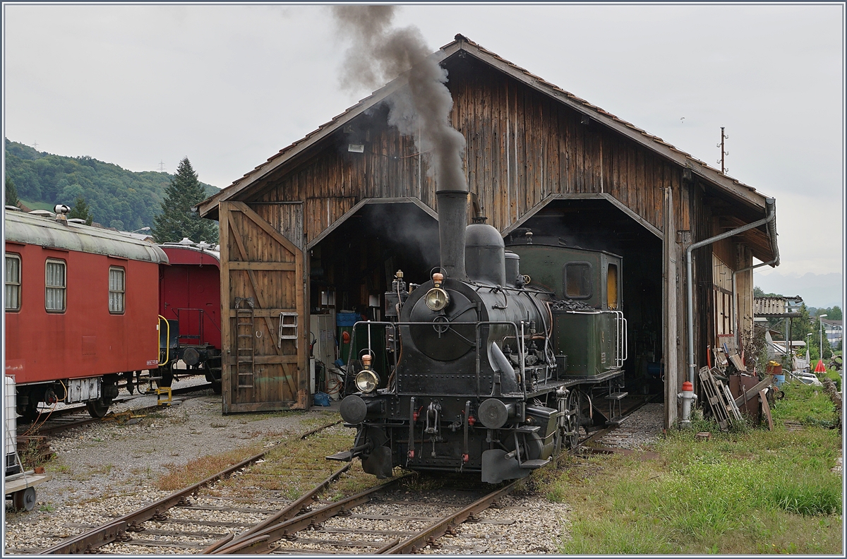 Die 1907 bei der SLM unter der Fabriknummer 1810 für die SBB gebaute E 3/3 8479 ist heute bei der Sursee Triengen Bahn (ST) im Einsatz. Sie trägt nicht nur für jederman ersichtlich die Nummer 5, sondern das  Tigerli  verfügt auch über eine UIC Nummer: 90 85 0008 479-7. Das Bild zeigt die Lok bei der Vorbereitung für die Fahrt nach Sursee in Triengen. 27. August 2017