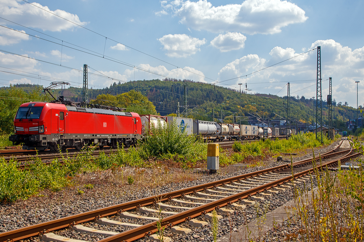 Die 193 334 (91 80 6193 334-0 D-DB) der DB Cargo AG fhrt am 08.08.2020 mit einem KLV-Zug durch Betzdorf (Sieg) in Richtung Kln.

Die Siemens Vectron MS (200 km/h - 6.4 MW) wurden 2018 von Siemens unter der Fabriknummer 22458 und gebaut, sie hat die Zulassungen fr D/A/CH/I/NL und kann so vom Mittelmeer bis an die Nordsee ohne Lokwechsel durchfahren. 