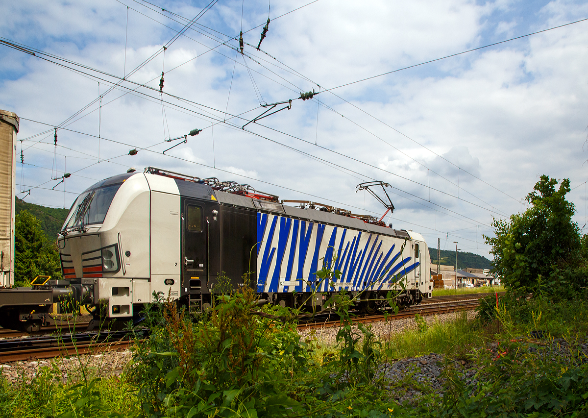 Die 193 770-5 (91 80 6193 770-5 D-LM) der Lokomotion Gesellschaft fr Schienentraktion mbH (Mnchen) fhrt am 16.06.2017 mit einem Gterzug durch Brohl in Richtung Sden. 

Die Vectron MS (6.4 MW - 200 km/h) wurde 2017 von Siemens in Mnchen unter der Fabriknummer 22061 gebaut. Zulassungen hat sie fr Deutschland, sterreich und Italien.