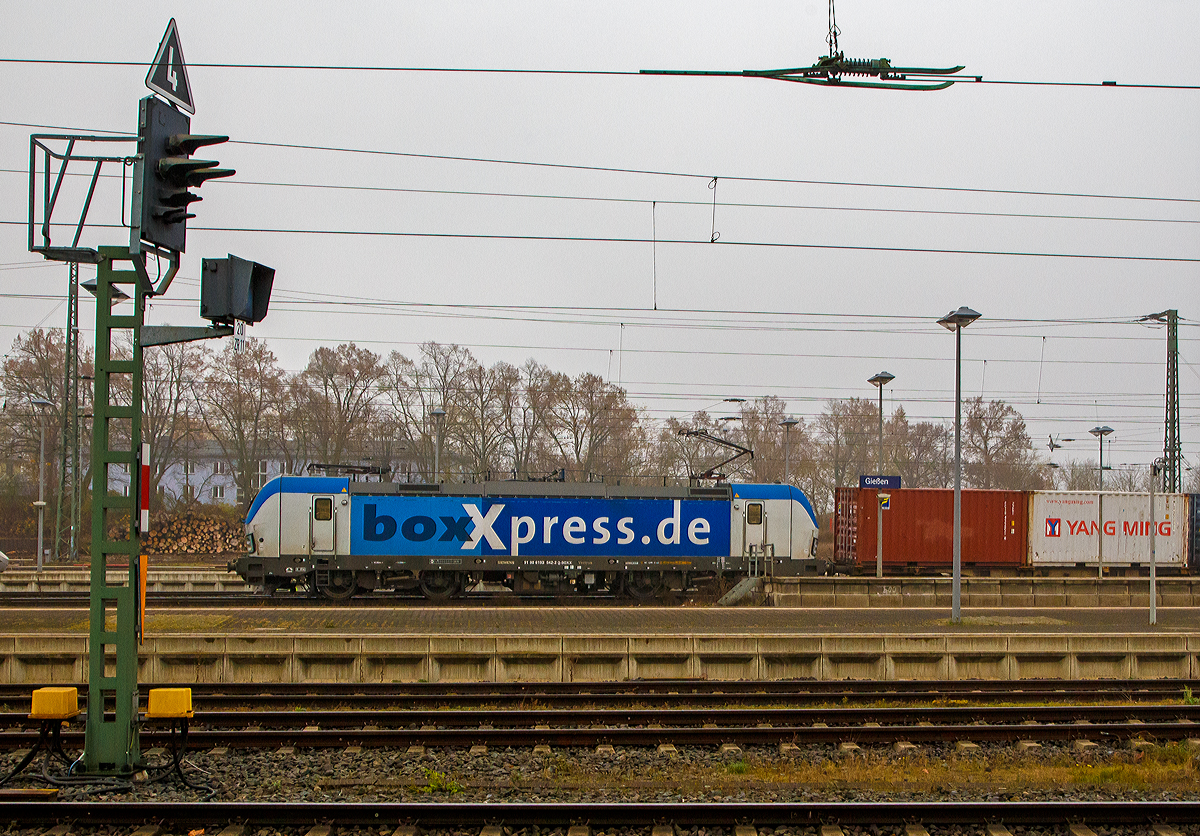 Die 193 842 (91 80 6193 842-2 D-BOXX) der boxXpress.de GmbH (Hamburg) fährt am 12.11.2021 mit einem KLV-Zug durch den Bahnhof Gießen in südlicher Richtung.

Die Siemens Vectron AC wurde 2014 von Siemens Mobilitiy in München-Allach unter der Fabriknummer 21930 gebaut. Diese Vectron Lokomotive ist als AC – Lokomotive (Wechselstrom-Variante) mit 6.400 kW konzipiert und zugelassen für Deutschland und Österreich, sie hat eine Höchstgeschwindigkeit von 160 km/h.
