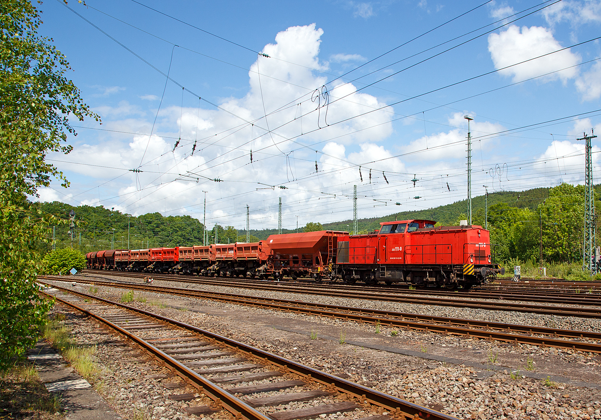 
Die 203 111-0 (92 80 1203 111-0 D-EBM) der Rail Cargo Carrier - Germany GmbH (ehem. EBM Cargo) fährt am 27.05.2016 mit einem Schotterzug von Betzdorf/Sieg in Richtung Siegen los.

Die V 100.1 wurde 1974 bei LEW (VEB Lokomotivbau Elektrotechnische Werke  Hans Beimler , Hennigsdorf) unter der Fabriknummer 14078 gebaut und als 110 651-7 an die DR ausgeliefert. 1985 erfolgte der Umbau in 112 651-5, die Umzeichnung in 202 651-6 erfolgte 1992, die Ausmusterung bei der DB erfolgte 2000. Im Jahre 2002 erfolgte durch ALSTOM Lokomotiven Service GmbH, Stendal der Umbau gemäß Umbaukonzept  BR 203.1  in die heutige 203 111-0, die Inbetriebnahme war im Jahr 2005. Bis 2012 war sie als 92 80 1203 111-0 D-ALS als Mietlok unterweg, 2012 wurde sie von der Eisenbahnbetriebsgesellschaft Mittelrhein (EBM Cargo GmbH) aus Gummersbach gekauft. 2015 wurde die EBM Cargo von der ÖBB Tochter Rail Cargo übernommen und fimiert nun unter Rail Cargo Carrier - Germany GmbH.
