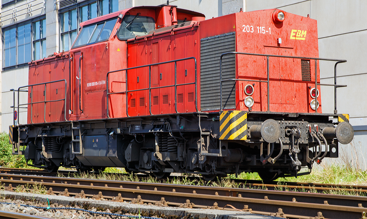 
Die 203 115-1 der Eisenbahnbetriebsgesellschaft Mittelrhein GmbH EBM Cargo GmbH, Gummersbach (NVR-Nummer: 92 80 1203 115-1 D-EBM) ist am 10.05.2015 im Hauptbahnhof Siegen abgestellt, hier waren Gleisbauarbeiten. Sie hat die EBA-Nummer EBA 01C23K 115.

Für dieses Bild habe ich meine Kamera auf den Bahnsteig aufgelegt und abgedrückt.

Die V 100.1 wurde 1972 bei LEW  (VEB Lokomotivbau Elektrotechnische Werke „Hans Beimler“, Hennigsdorf) unter der Fabriknummer 13489  gebaut und als 110 450-4 an die DR ausgeliefert. 1984 erfolgte der Umbau in 112 450-2, die Umzeichnung in 202 450-3 erfolgte 1992, die Ausmusterung bei der DB erfolgte 1998. Im Jahre 2002 erfolgte durch ALSTOM Lokomotiven Service GmbH, Stendal der Umbau gemäß Umbaukonzept  BR 203.1  in die heutige 203 115-1, die Inbetriebnahme war im Jahr 2005. Von 2005 bis Dezember 2010 war die Lok von  ALSTOM Lokomotiven Service GmbH wieder an die DB (DB Regio bzw. DB Schenker) vermietet, bis sie Anfang 2011 an die EBM verkauft wurde.

Technische Daten:
Spurweite: 1.435 mm (Normalspur)
Achsanordnung: B'B'
Länge über Puffer: 14.240mm
Radsatzabstand im Drehgestell: 2.300mm
Drehzapfenabstand: 7.000mm
Höhe über SO: 4.255mm
Dienstgewicht: 68 t

Motor: 12-Zylinder CATERPILLAR-Dieselmotor mit Direkteinspritzung, Abgasturbolader und Ladeluftkühlung, vom Typ CAT 3512 DI-TA
Motorleistung:  1.305 kW (1.774 PS)
Nenndrehzahl: 1.800 U/min
Hubraum: 51,8 Liter (Bohrung-Ø 170 x Hub 190 mm)
Motorgewicht: 6.537 kg
Getriebe: Voith Strömungsgetriebe GSR 30/5,7
Leistungsübertragung: dieselhydraulisch
Höchstgeschwindigkeit: 100 km/h
Kleinster befahrbarer Gleisbogenradius: 100m
Sie hat die EBA-Nummer EBA 01C23K 115